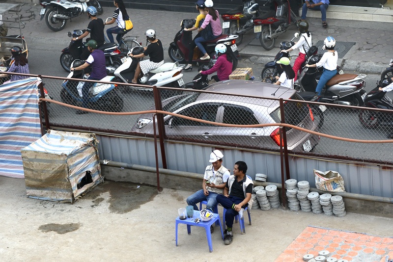 Canh trong choi, ngoai tac o tuyen metro Ha Noi hinh anh
