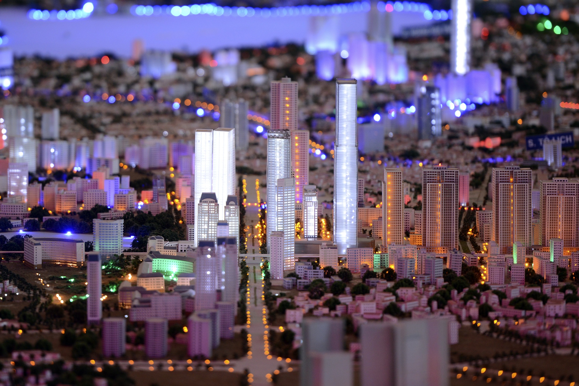 Hàng loạt toà nhà tương đương với Keangnam mọc lên san sát, diện mạo khu vực hoàn toàn đổi thay.