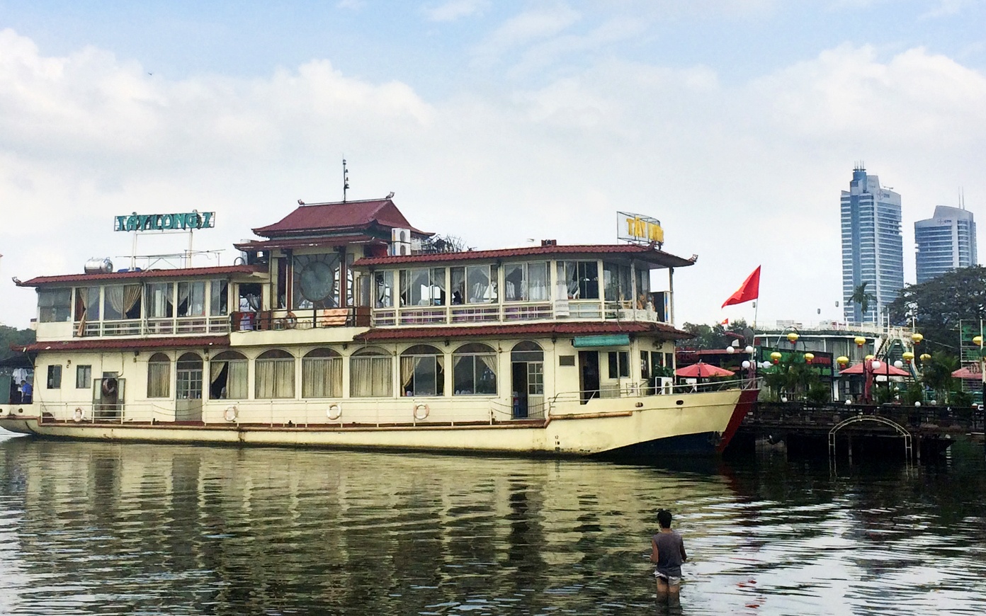 Tau thuyen chay i tren ho lon nhat thu do hinh anh