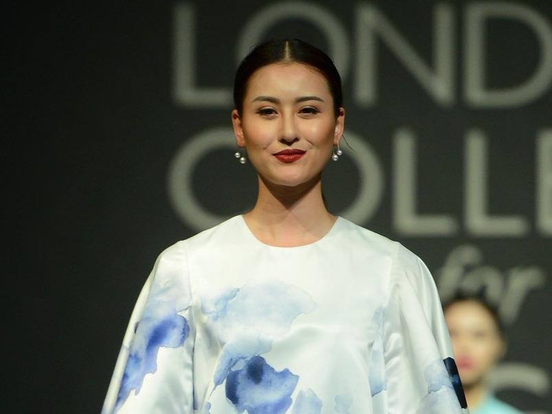 Hot girl Ha Lade lam vedette tren san khau thoi trang hinh anh