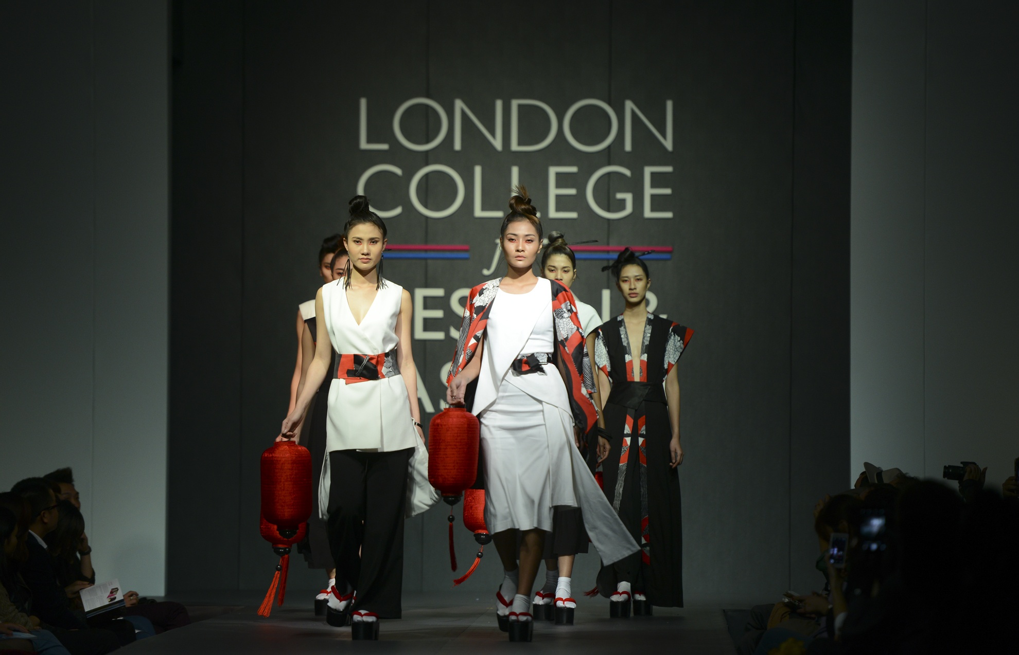 Mỗi bộ sưu tập của 5 NTK trẻ được có chủ đề và lấy cảm hứng sáng tạo khác nhau như nét văn hóa truyền thống trong nghệ thuật dân gian, hay kịch truyền thống Kabuki của Nhật Bản, thiên nhiên, tinh thể, quái vật. Nhưng tất cả đều hướng tới thể hiện tình yêu dự do và hòa bình. 