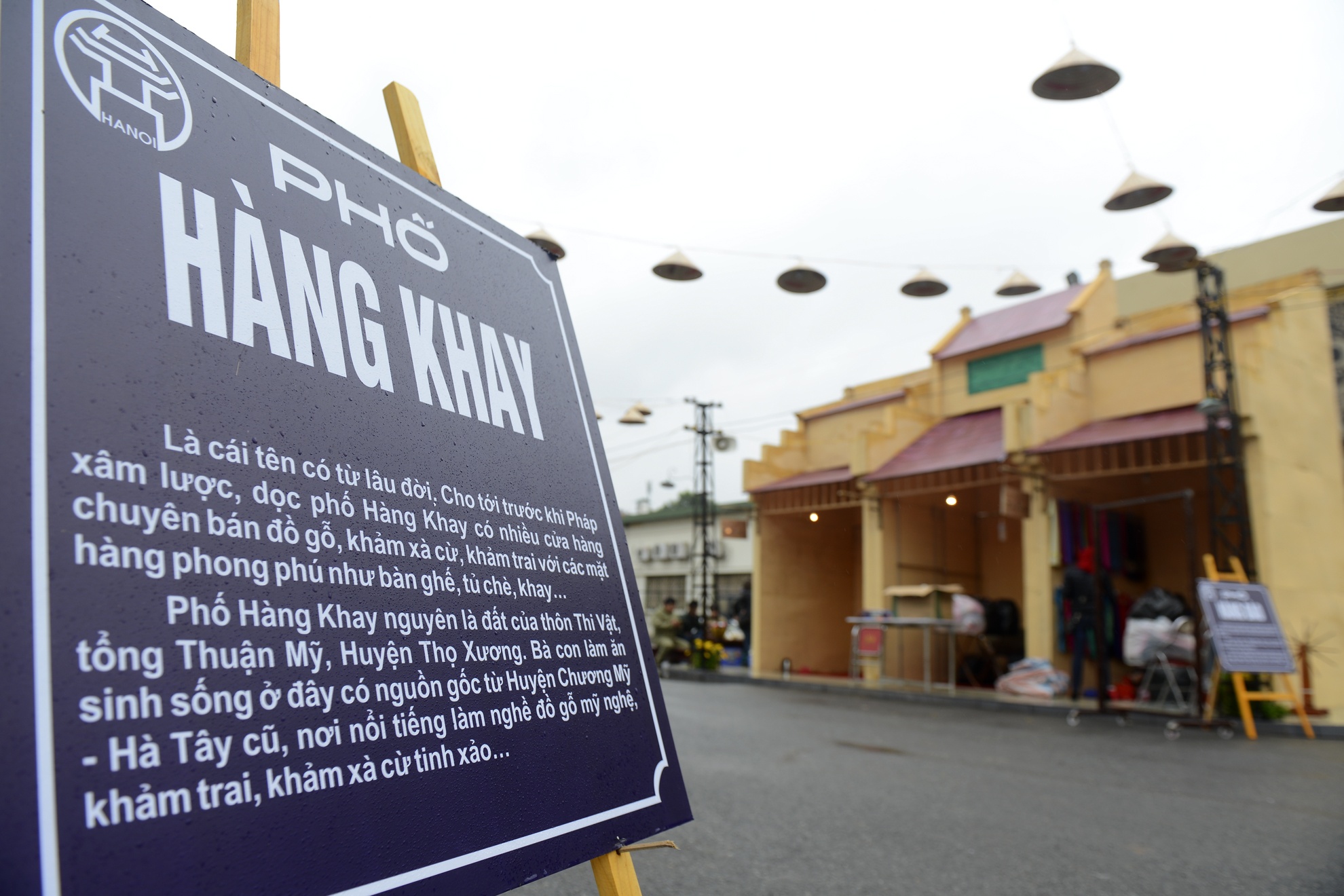 Bia mau dich, ganh hang hoa, xe dien o 'Ky uc Ha Noi' hinh anh