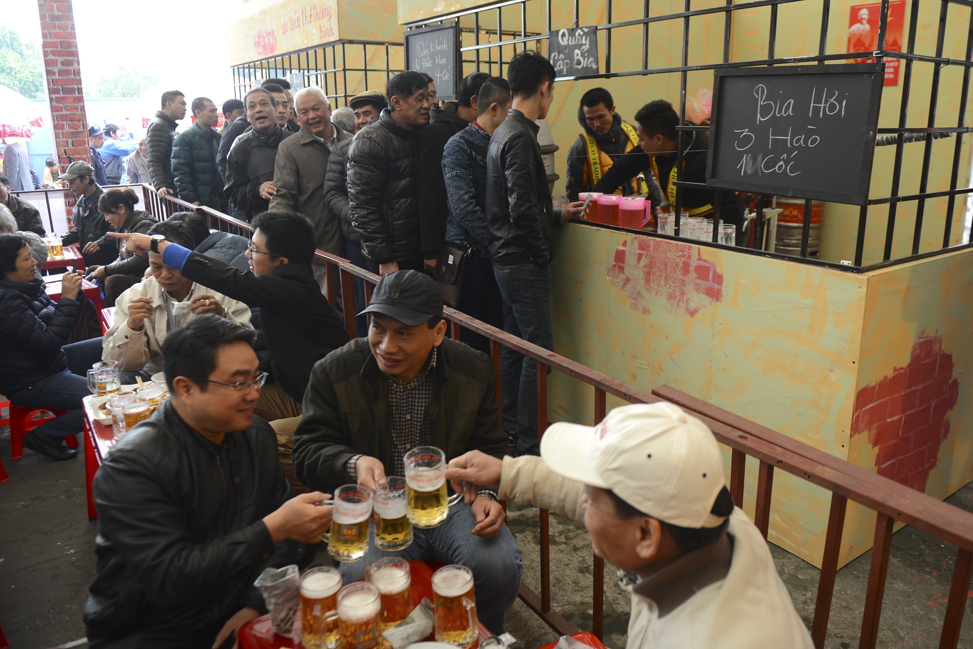 Nguoi Ha Noi xep hang mua 'bia mau dich' nhu thoi bao cap hinh anh