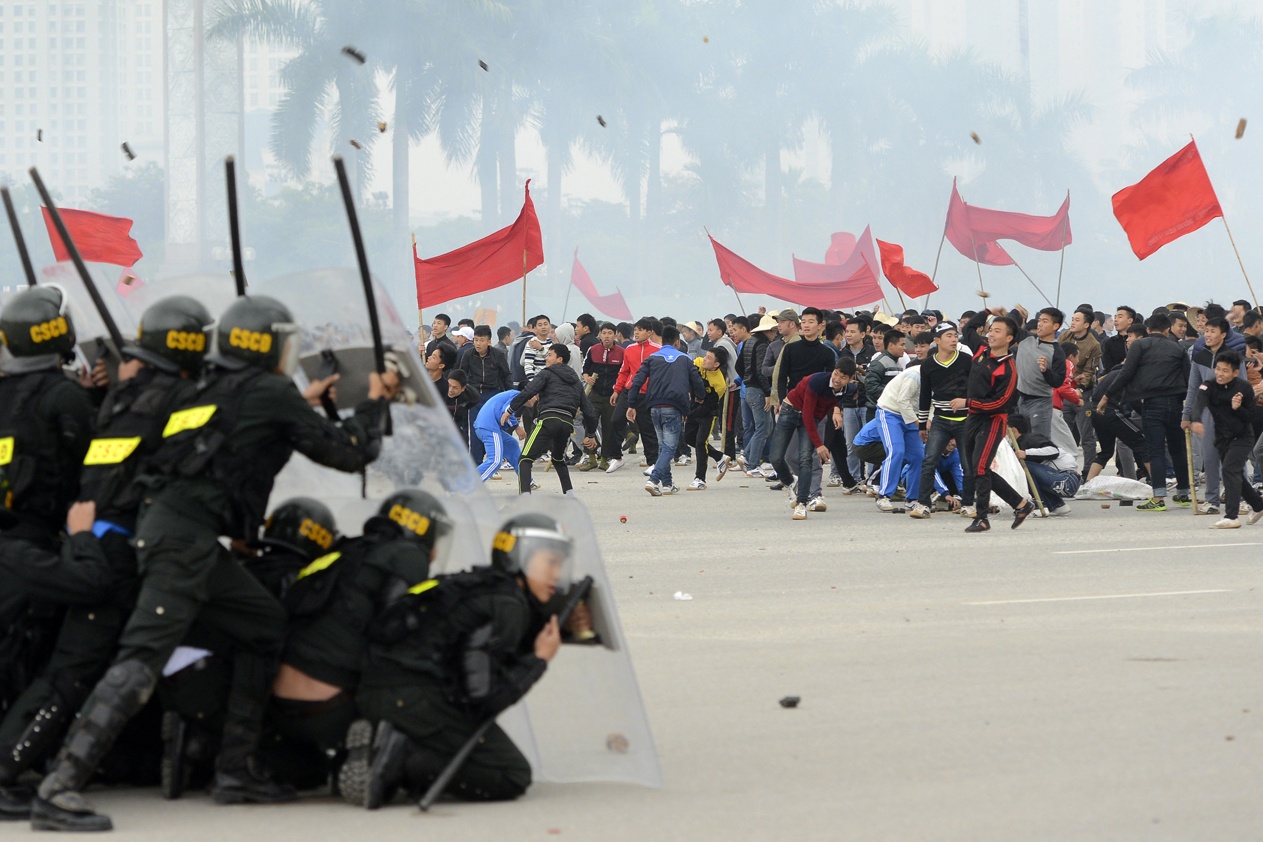 Canh sat dien tap chong bao dong quy mo lon hinh anh