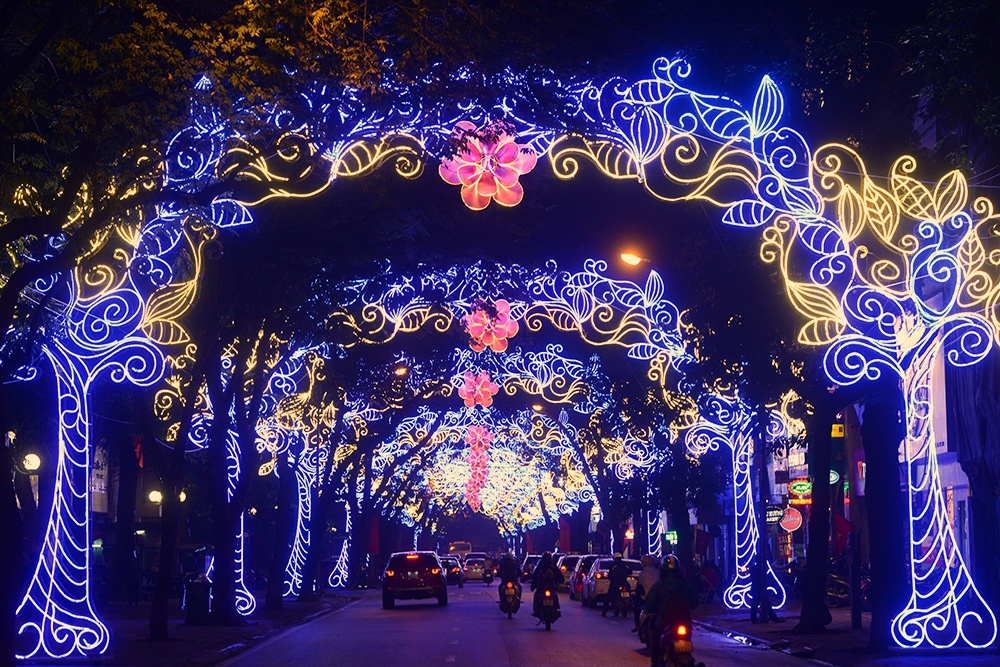 Duong pho Ha Noi trang hoang don Tet hinh anh