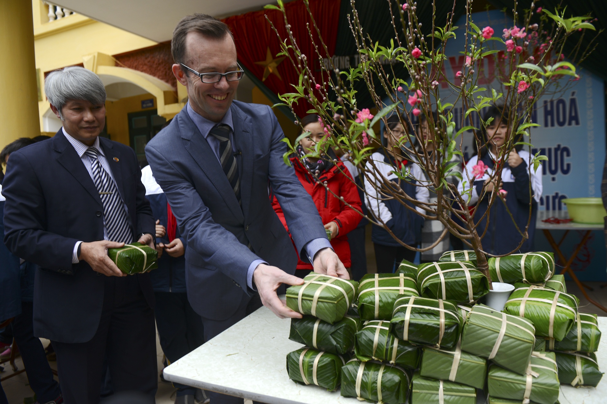 Dai su New Zealand hoc goi banh chung tang nguoi vo gia cu hinh anh