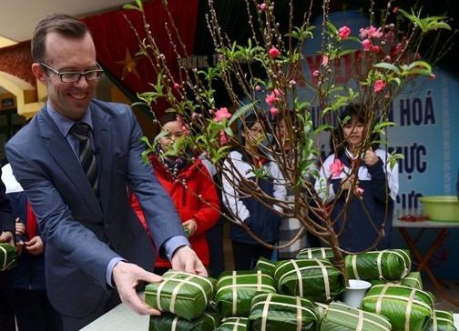 Dai su New Zealand cung hoc sinh Viet goi banh chung don Tet hinh anh