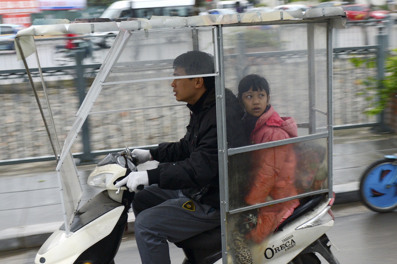 Nhung kieu chong ret khi dua tre den truong hinh anh