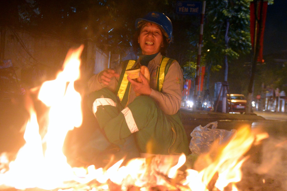 Dot lua suoi am trong dem ret ky luc hinh anh