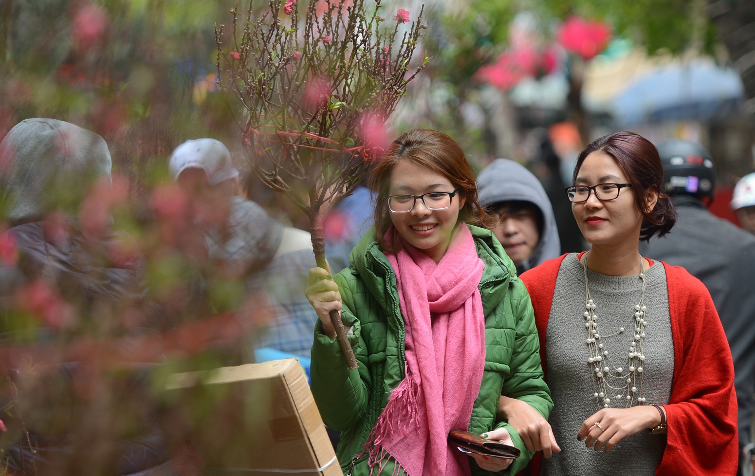 Nguoi dan tat bat mua sam ngay giap Tet hinh anh