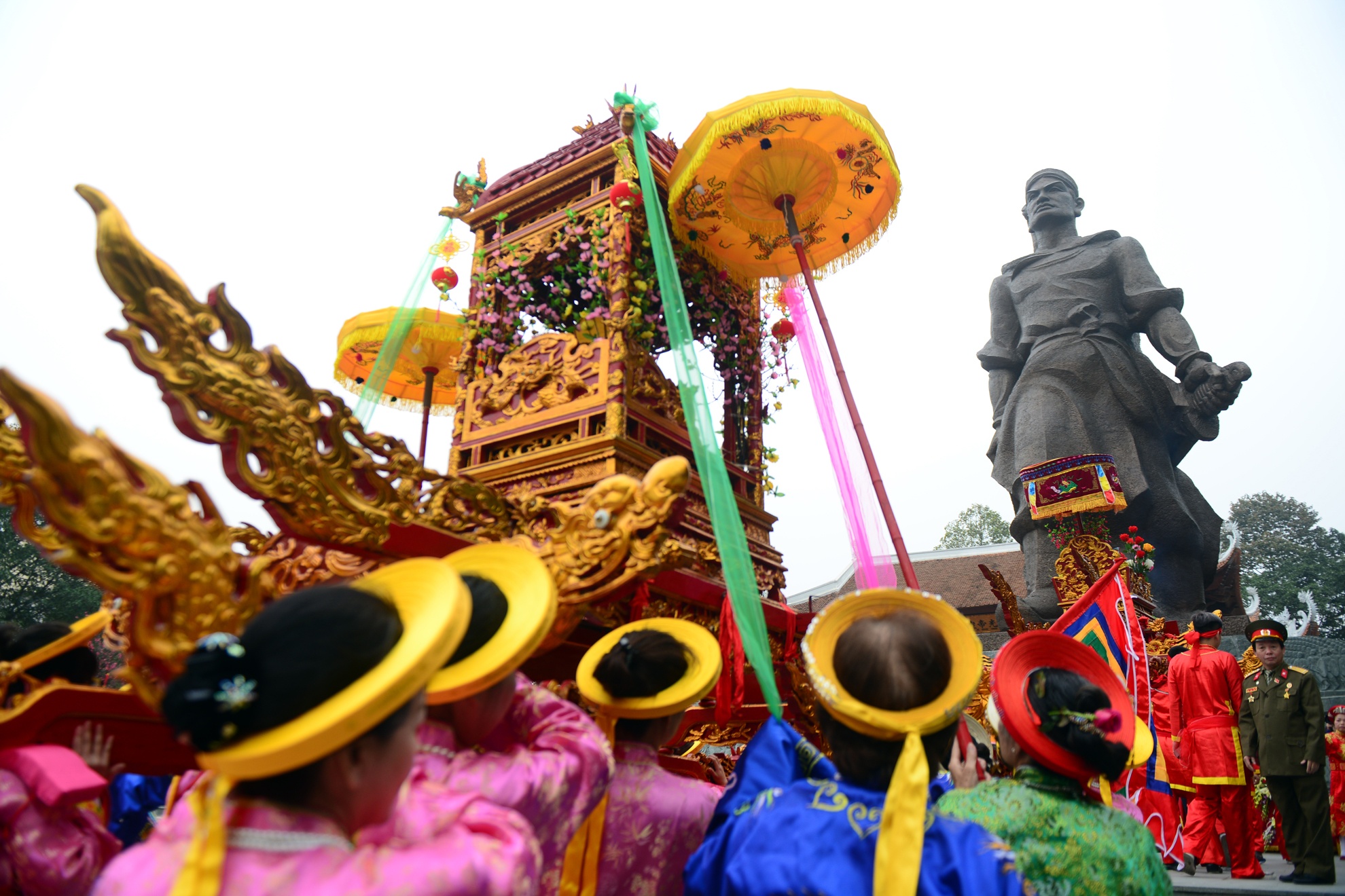 Hang nghin nguoi khai hoi Go Dong Da hinh anh