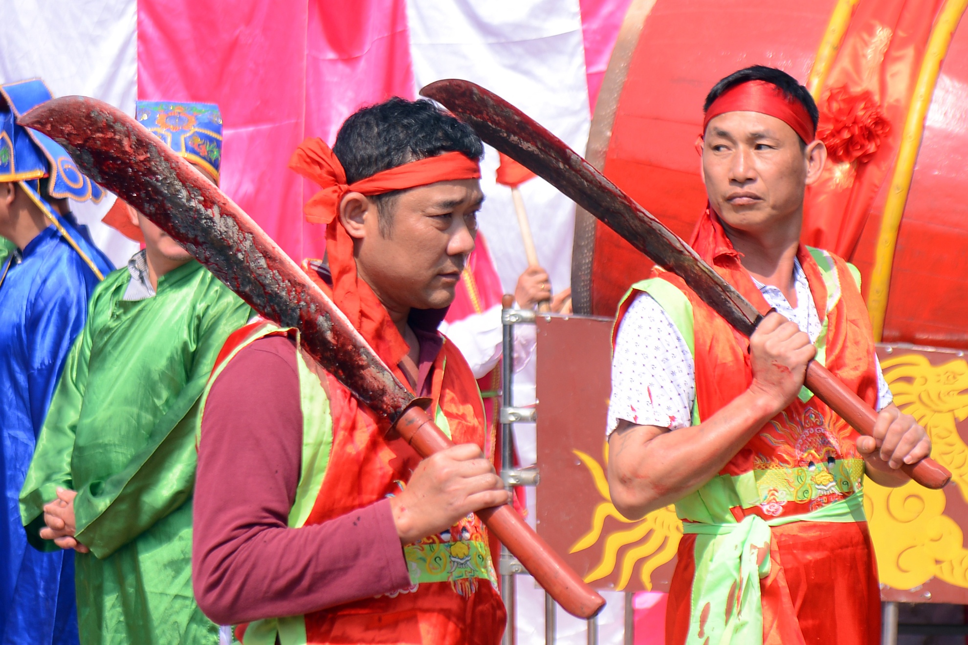 Le hoi chem lon khai dao trong phong kin hinh anh