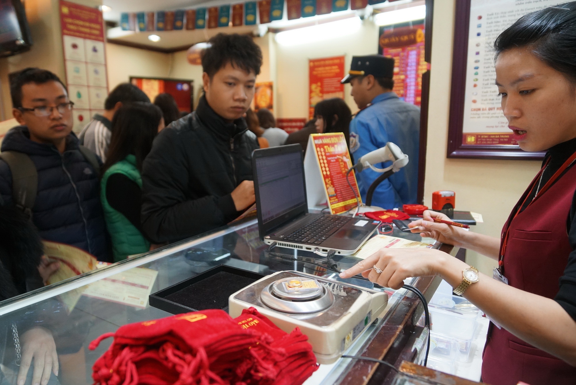 Nguoi Sai Gon do xo mua vang ngay than tai hinh anh