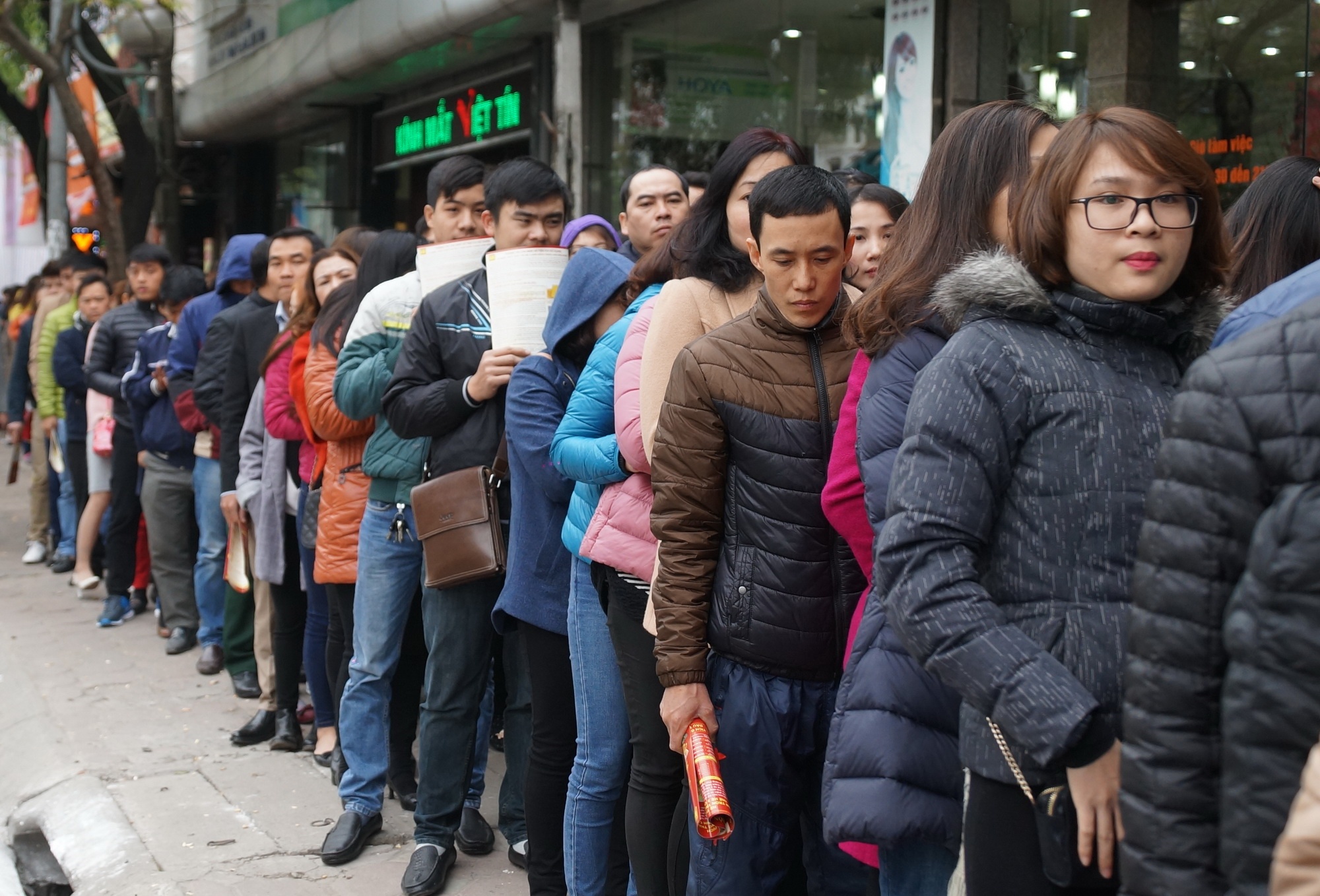Dong nguoi noi dai cho mua vang ngay than tai hinh anh