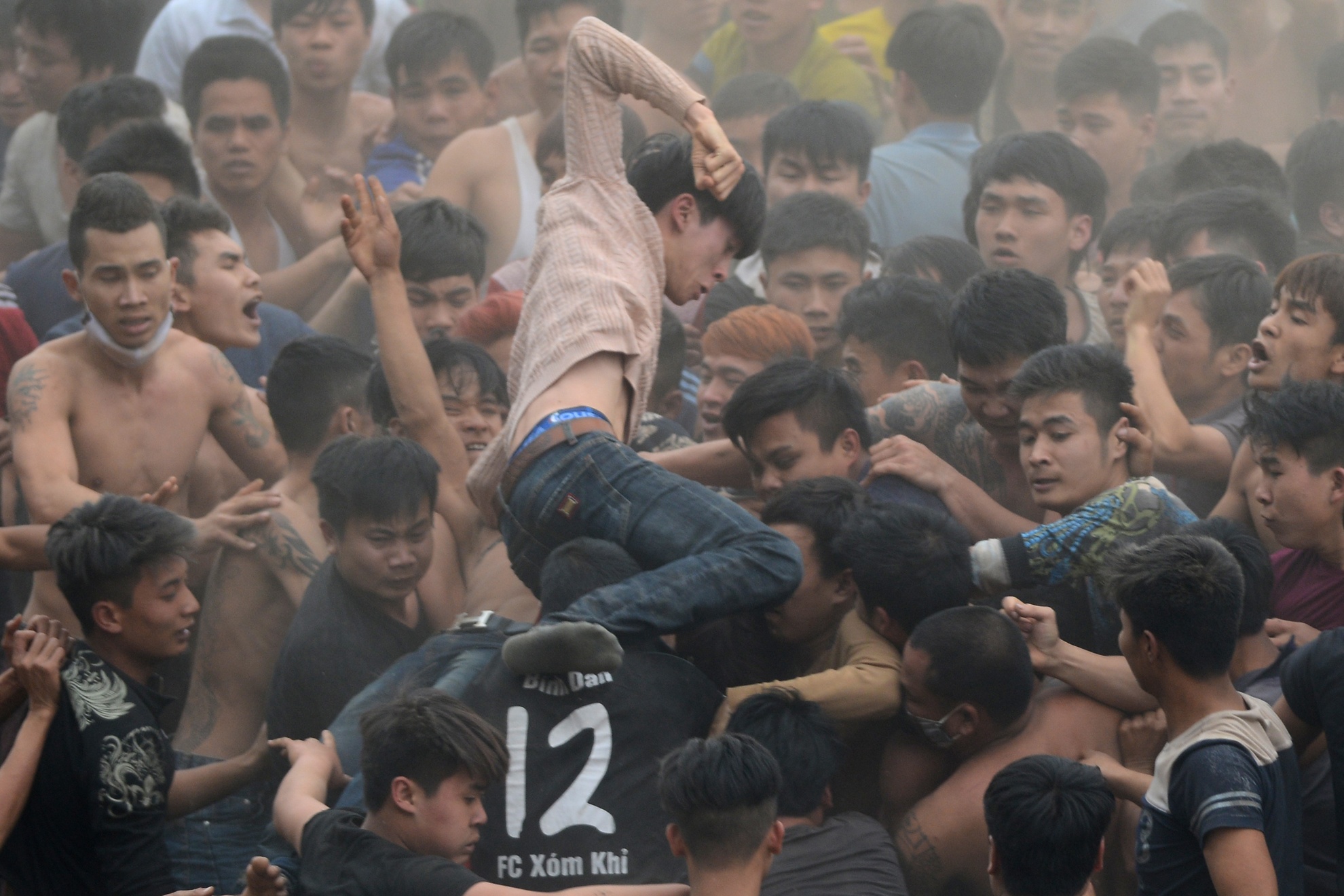 Au da hon loan trong le hoi cuop phet lay may hinh anh