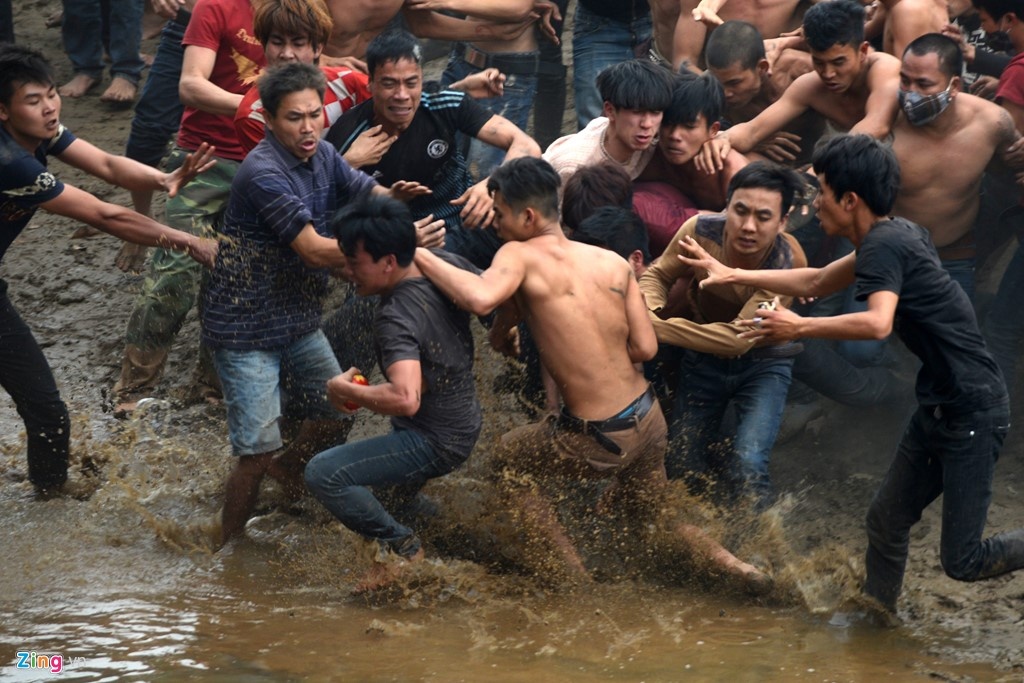 Canh thanh nien tranh cuop phet hon loan bo song hinh anh