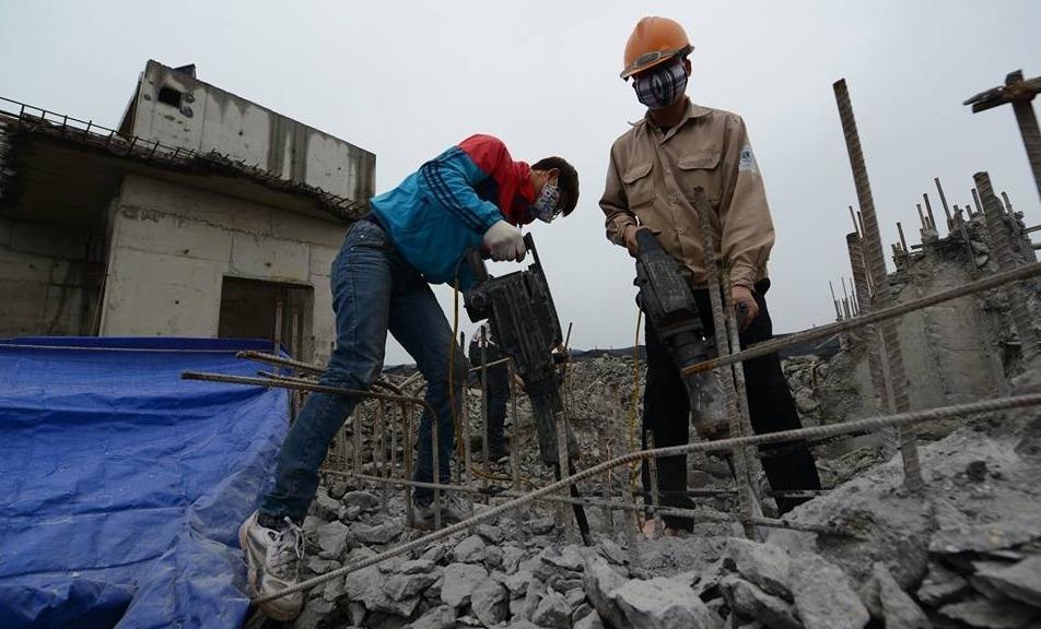 50 cong nhan cuong che pha do nha 8B Le Truc hinh anh