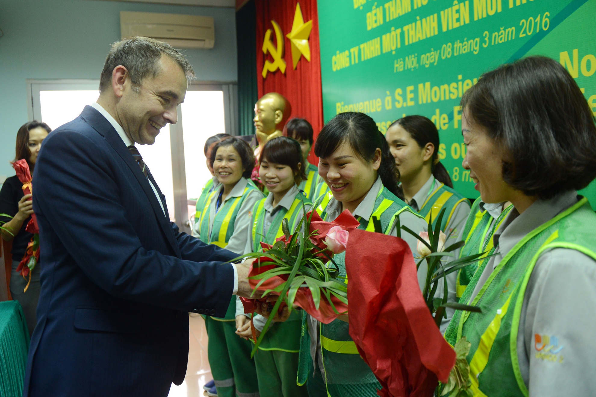 Dai su Phap,  tang hoa,  cong nhan moi truong,  quoc te phu nu,  ngay 8/3 anh 6