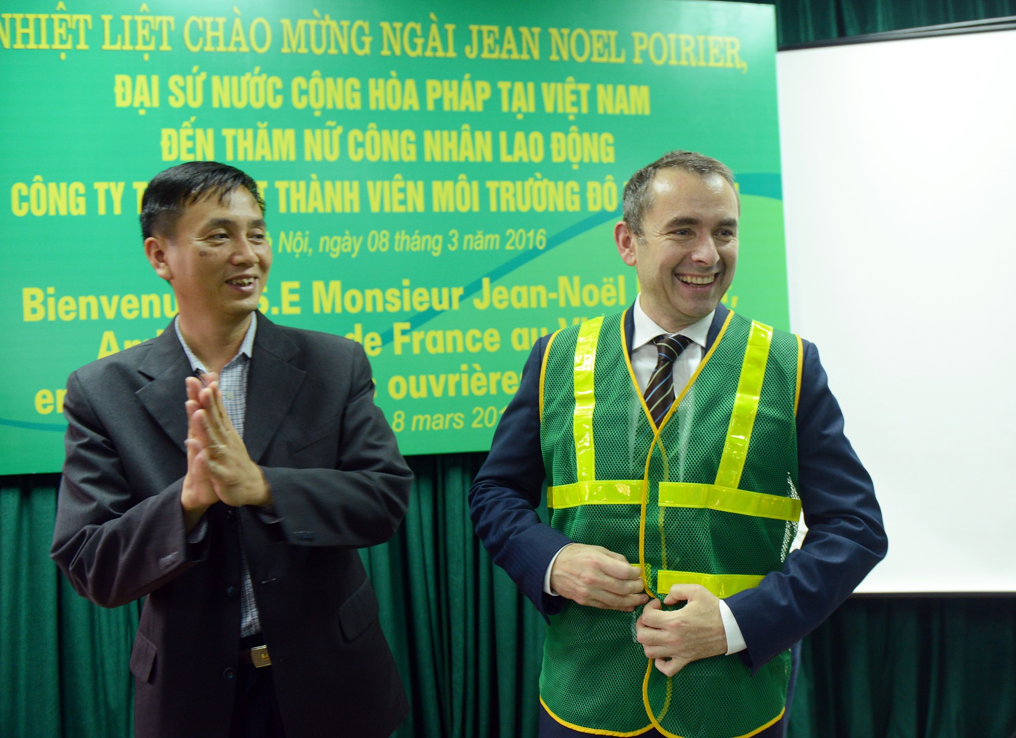 Dai su Phap chuc mung nu cong nhan moi truong do thi hinh anh
