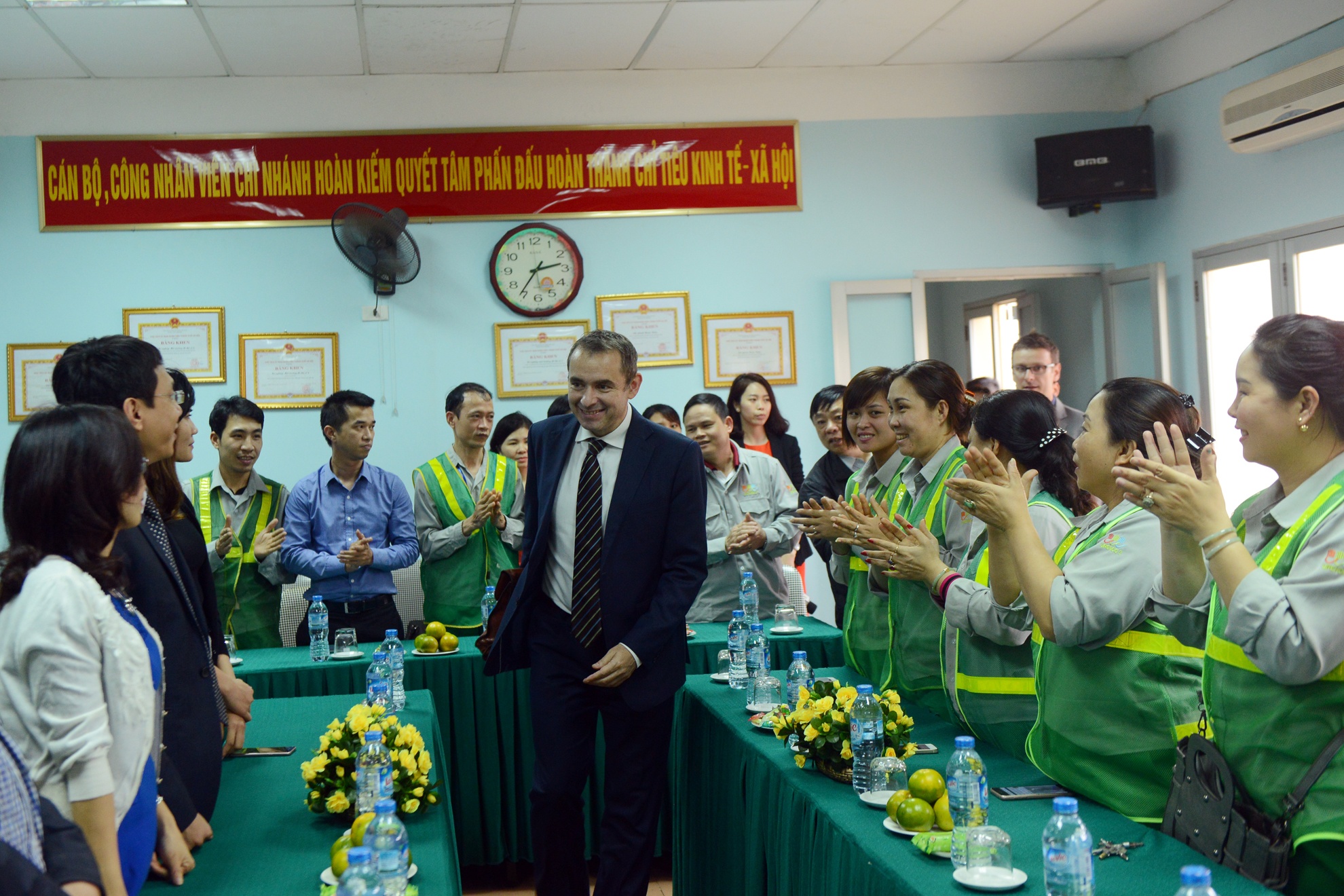 Dai su Phap,  tang hoa,  cong nhan moi truong,  quoc te phu nu,  ngay 8/3 anh 1