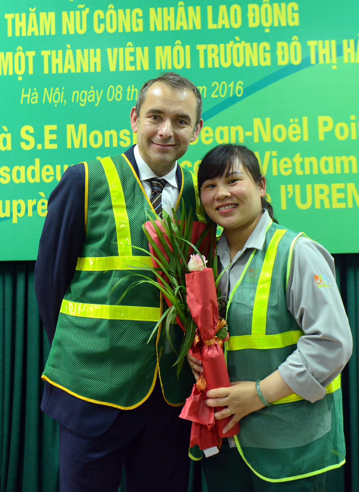 Dai su Phap,  tang hoa,  cong nhan moi truong,  quoc te phu nu,  ngay 8/3 anh 9