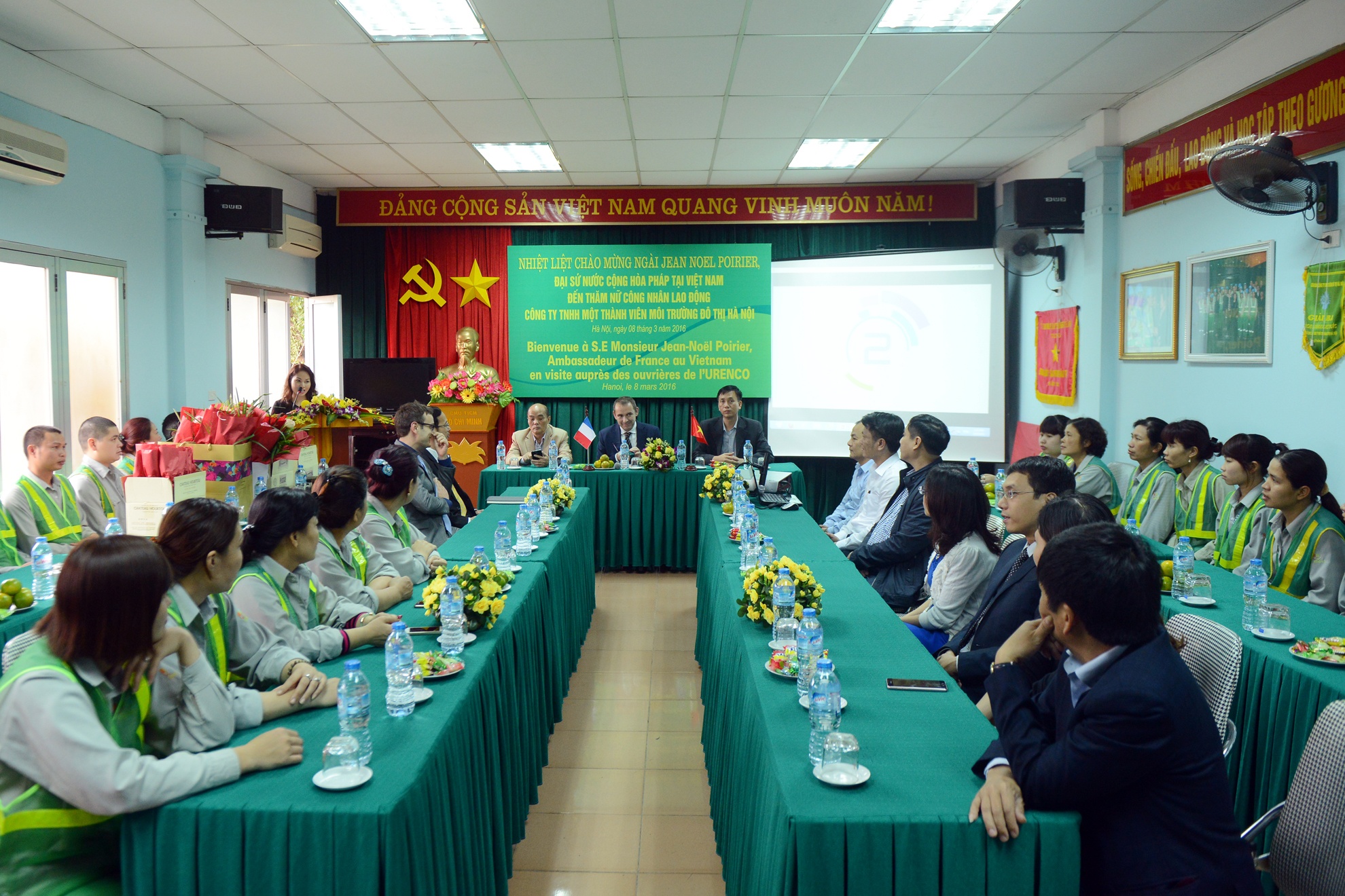 Dai su Phap,  tang hoa,  cong nhan moi truong,  quoc te phu nu,  ngay 8/3 anh 2