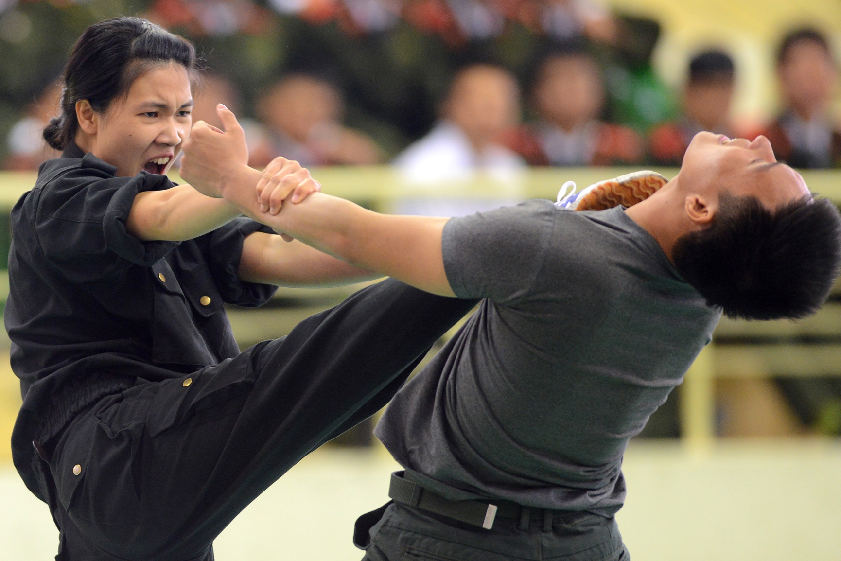 Nu canh sat bay nguoi, kep co doi phuong trong hoi dien hinh anh
