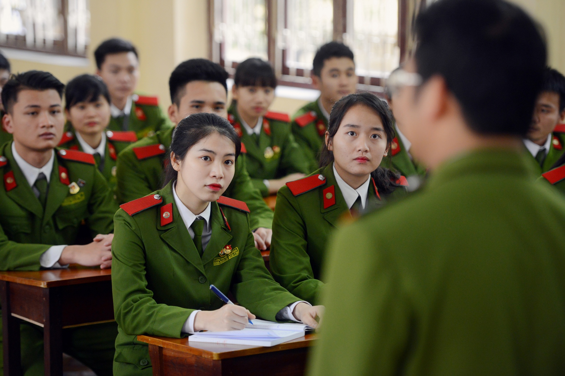 Nu sinh canh sat kep co ba thanh nien anh 3