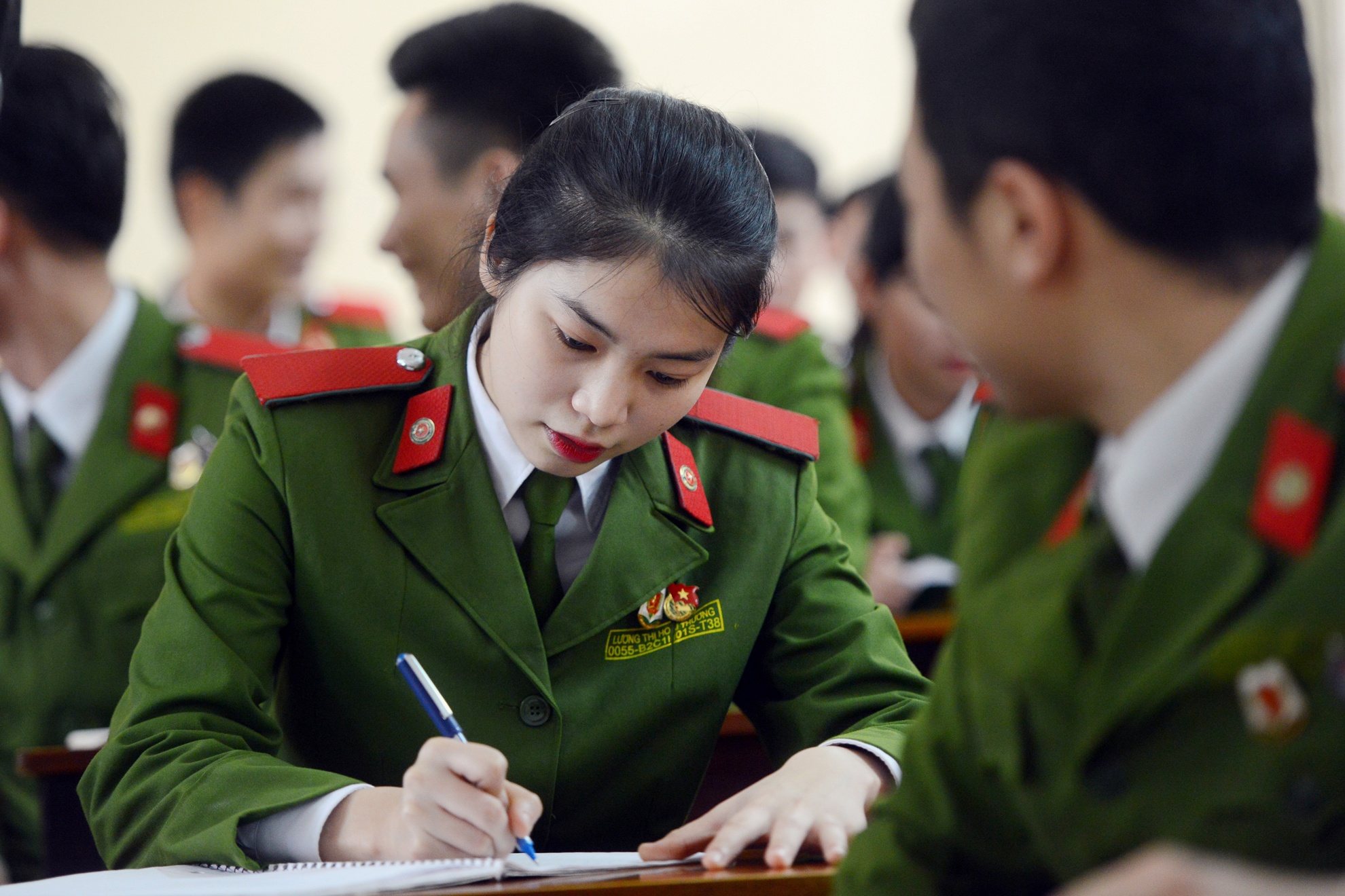 Nu sinh canh sat kep co ba thanh nien anh 4