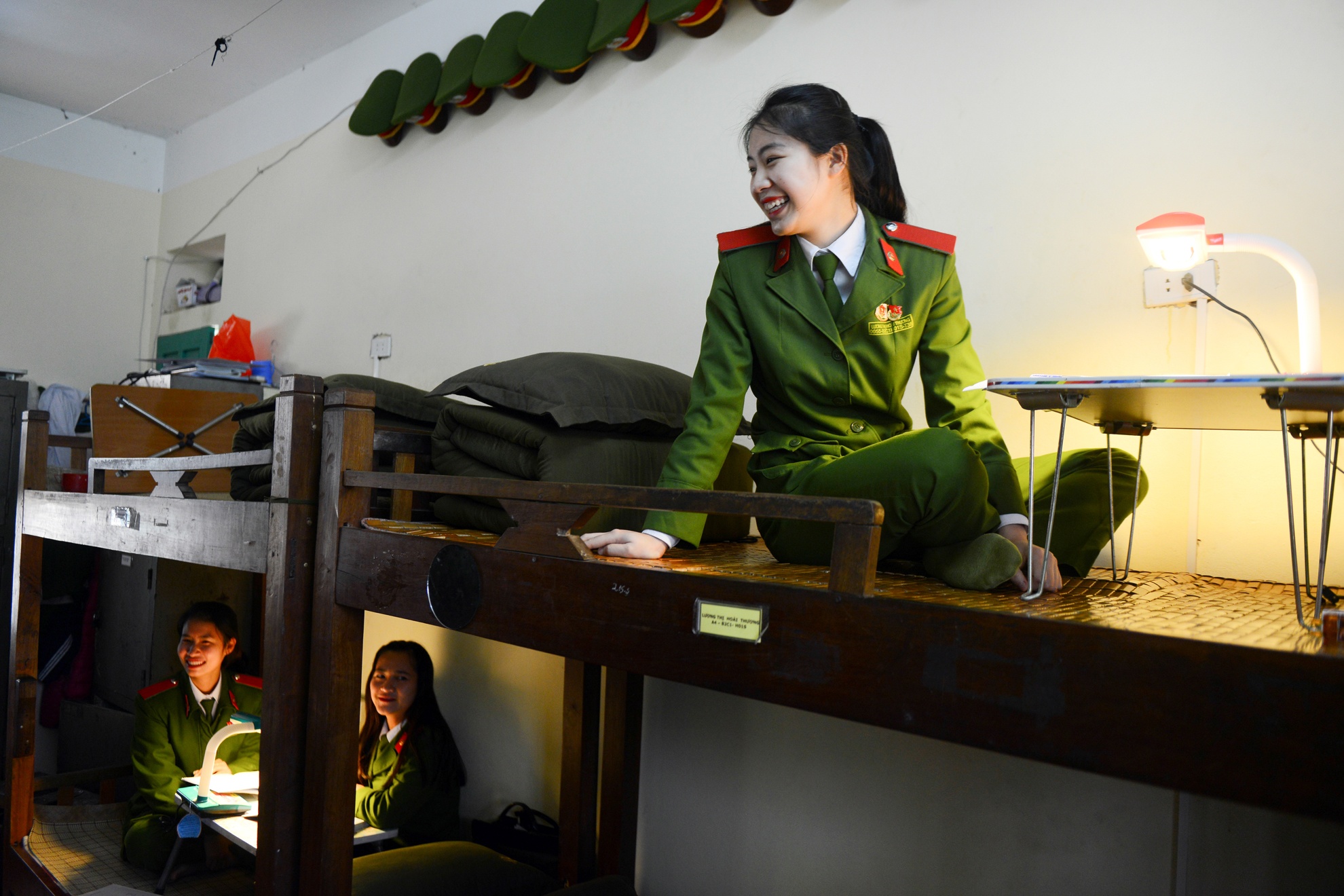 Nu sinh canh sat kep co ba thanh nien anh 12