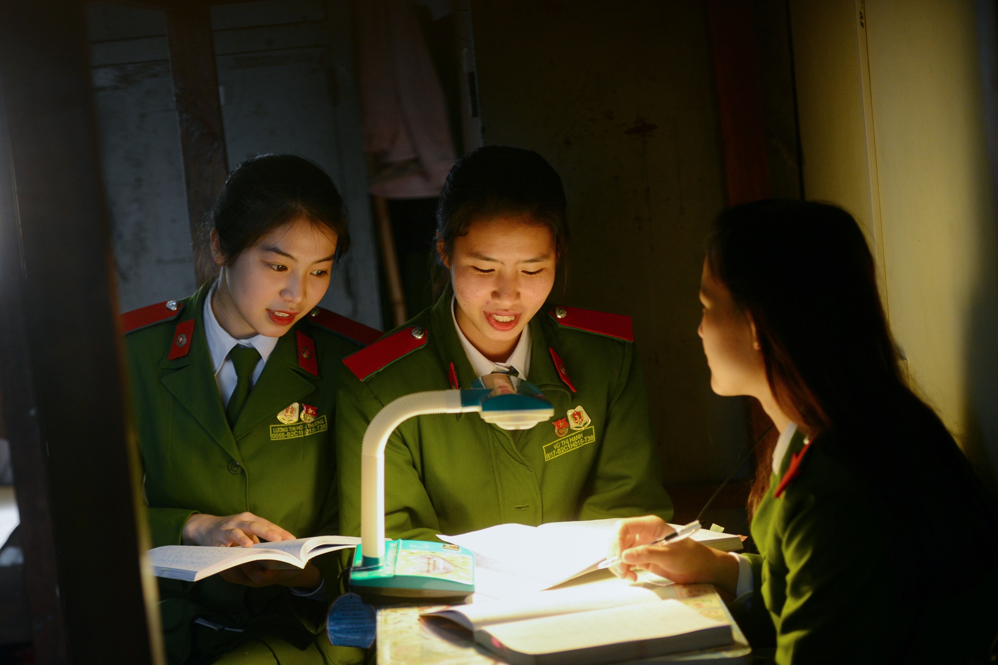 Nu sinh canh sat kep co ba thanh nien anh 13