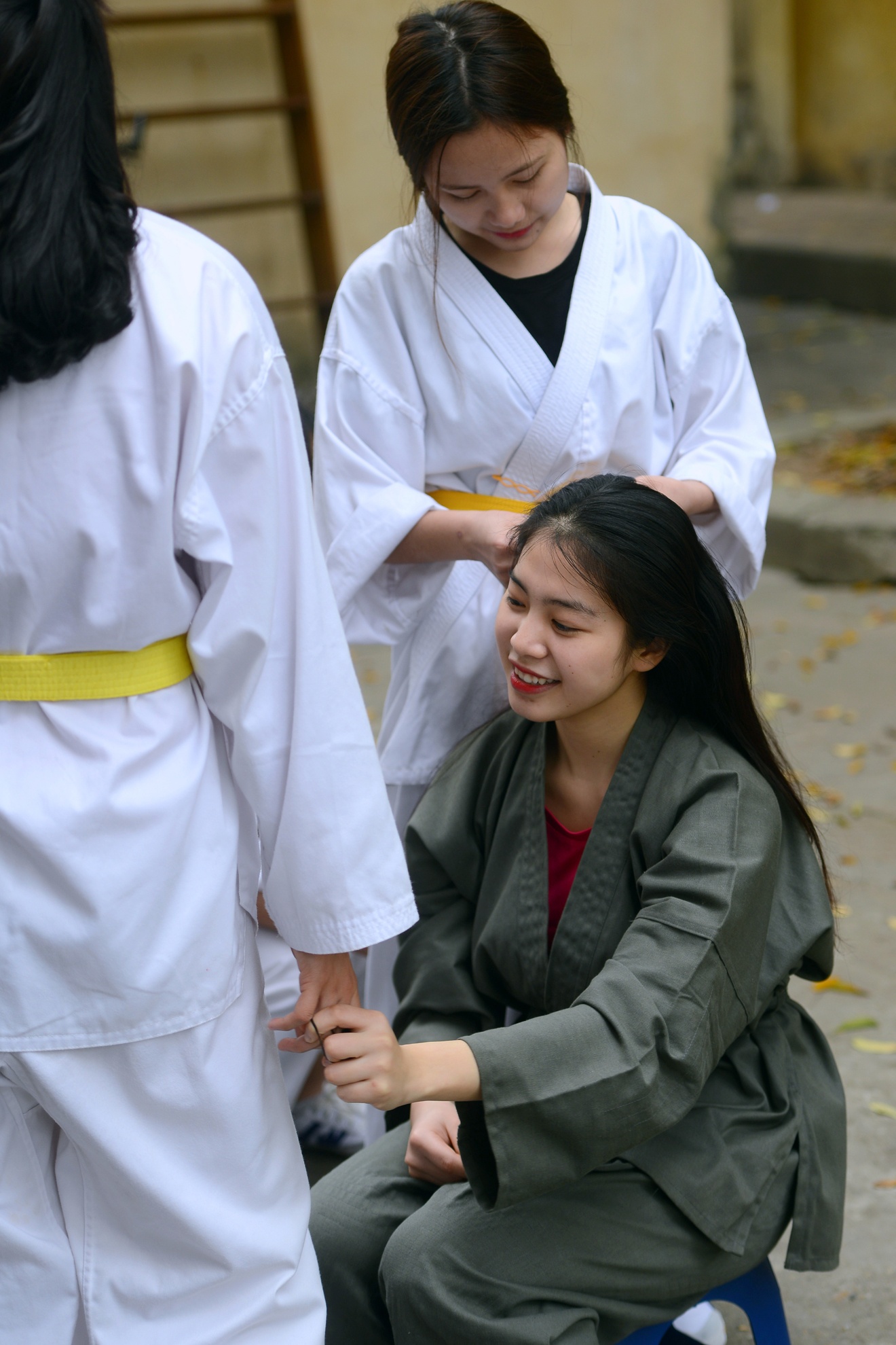 Nu sinh canh sat kep co ba thanh nien anh 6