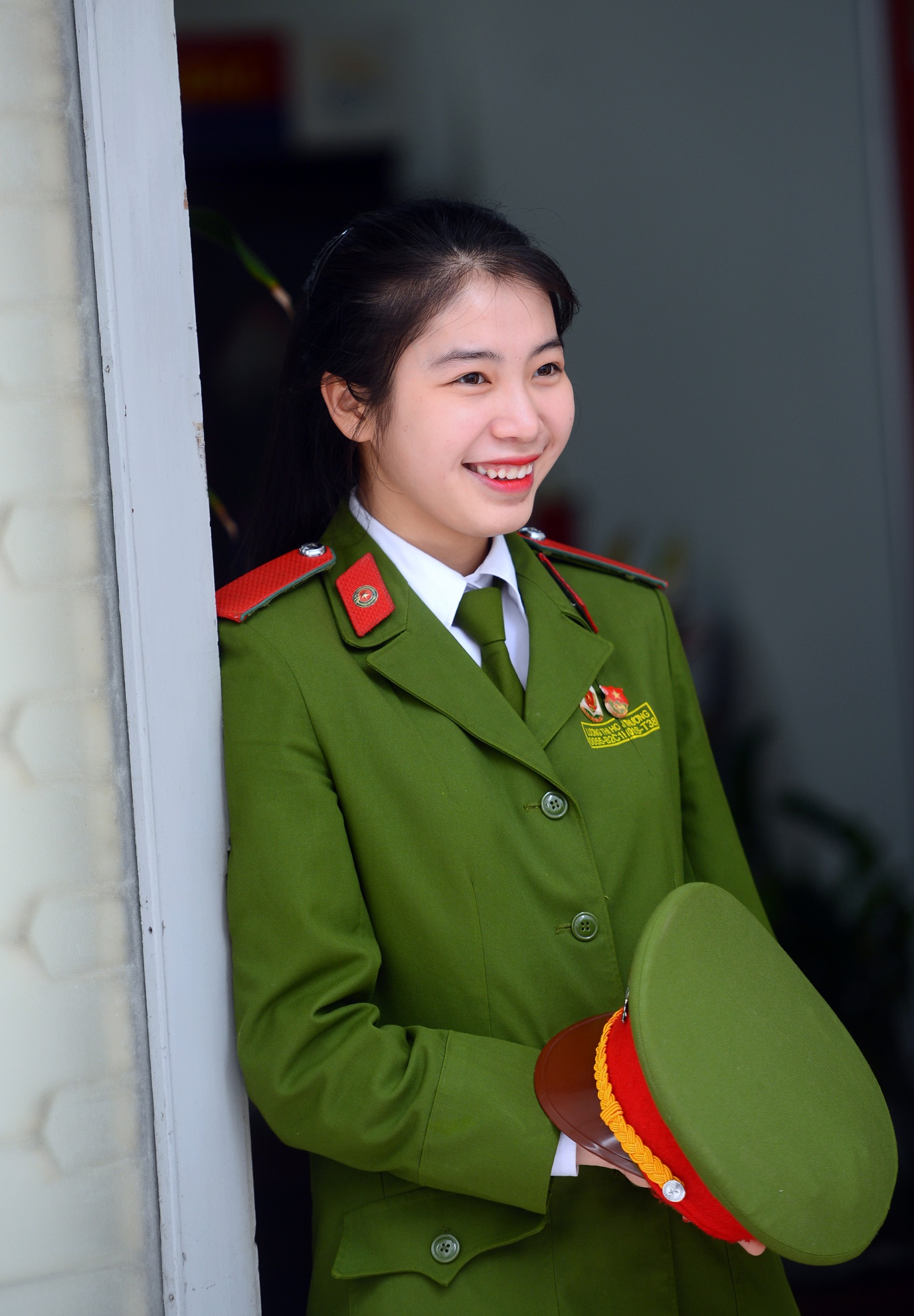 Nu sinh canh sat kep co ba thanh nien anh 2