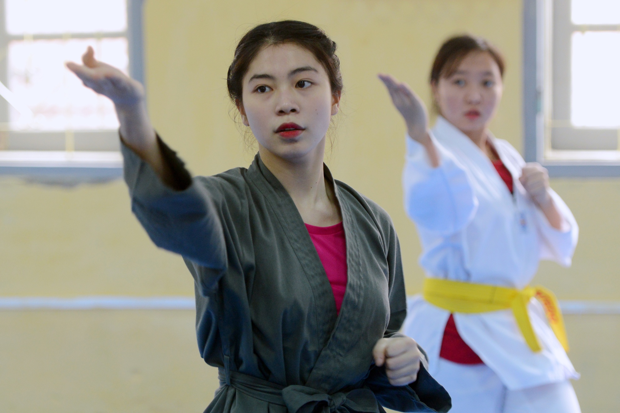 Nu sinh canh sat kep co ba thanh nien anh 9