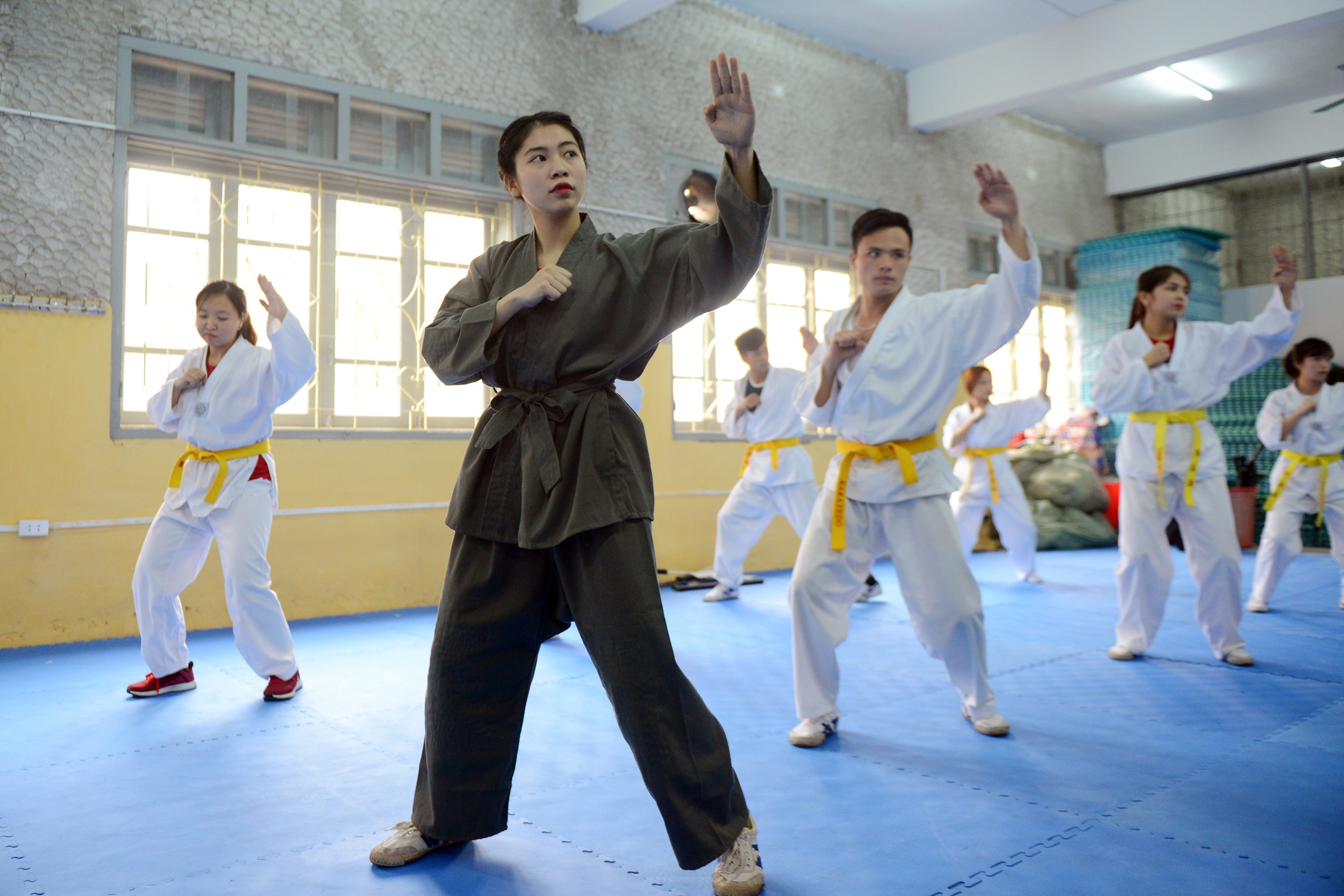 Nu sinh canh sat kep co ba thanh nien anh 8