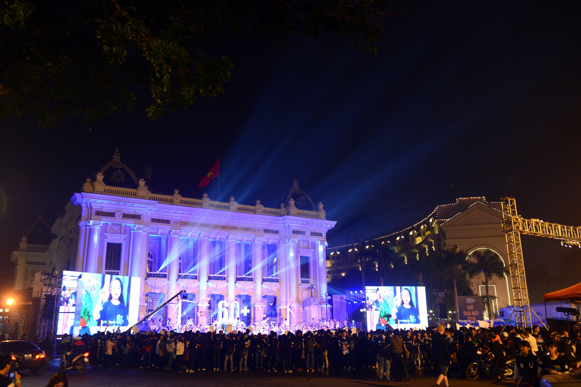Ha Noi truoc va trong gio trai dat anh 8