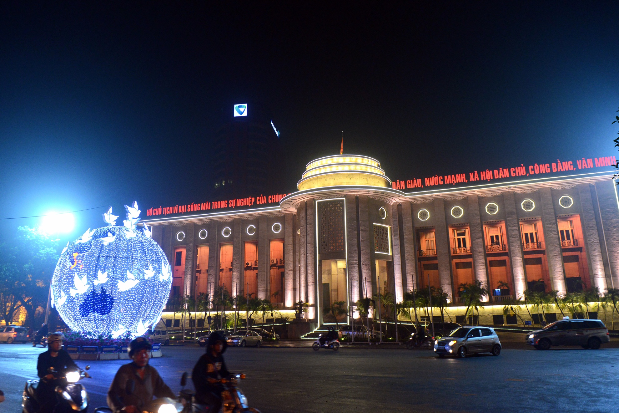 Ha Noi truoc va trong gio trai dat anh 12