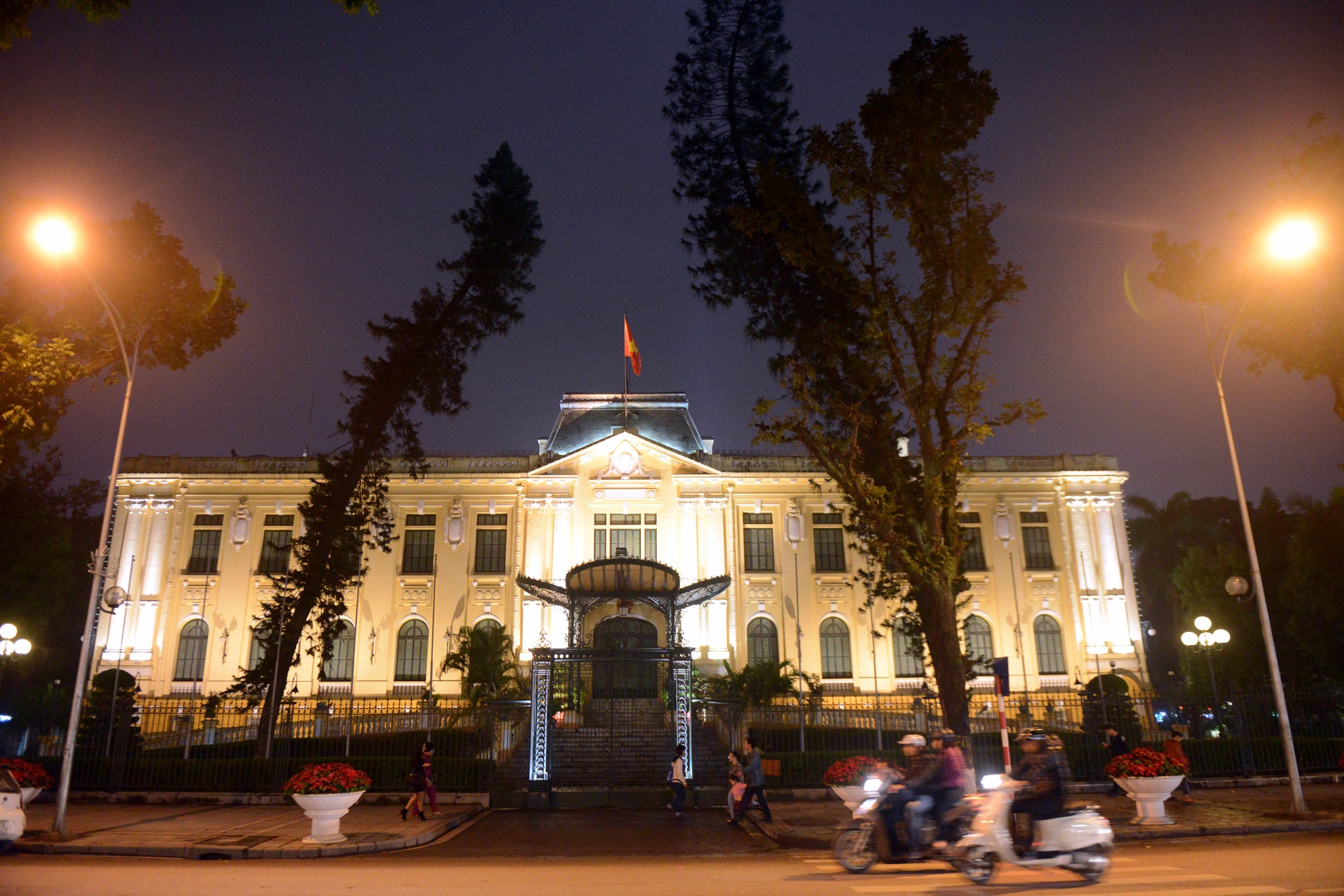 Ha Noi truoc va trong gio trai dat anh 14