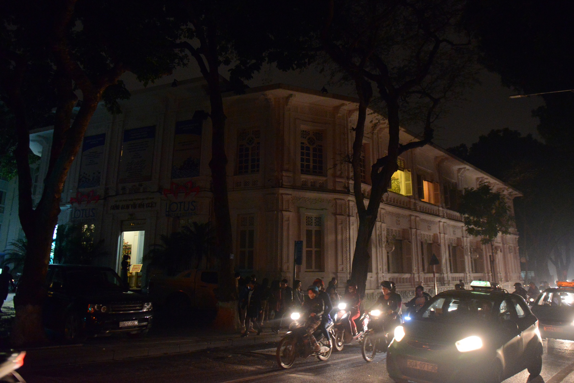 Ha Noi truoc va trong gio trai dat anh 23