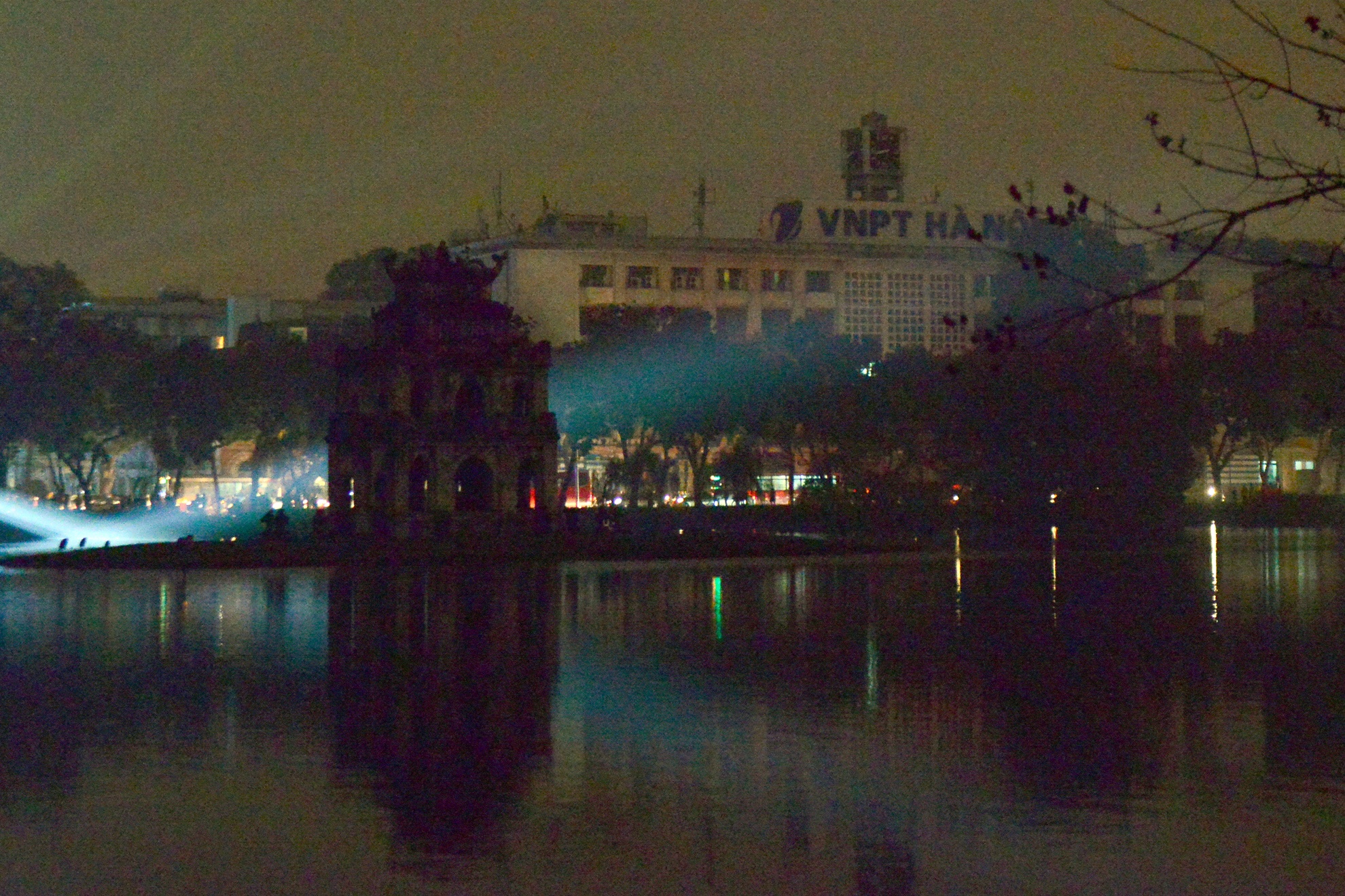 Ha Noi truoc va trong gio trai dat anh 5