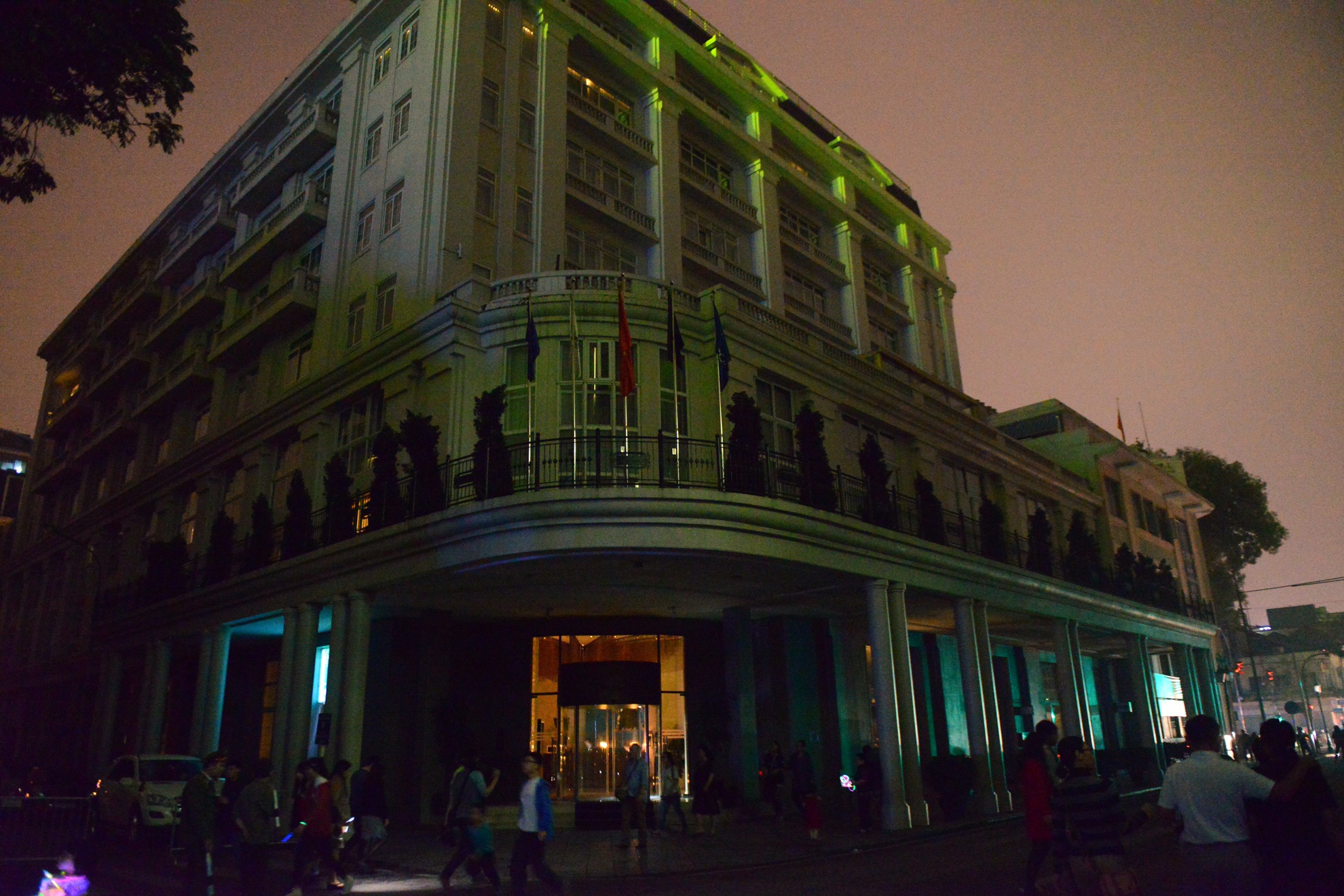 Ha Noi truoc va trong gio trai dat anh 11