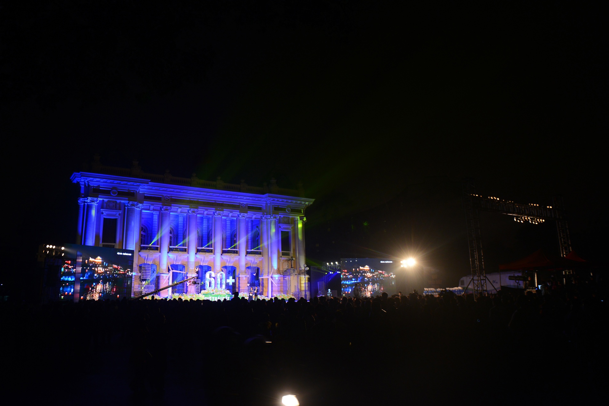 Ha Noi truoc va trong gio trai dat anh 9