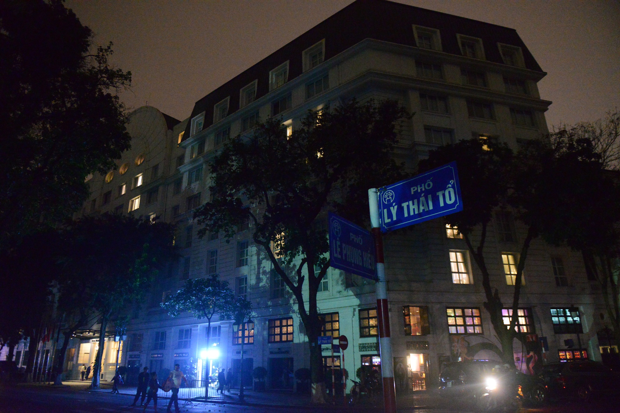 Ha Noi truoc va trong gio trai dat anh 21