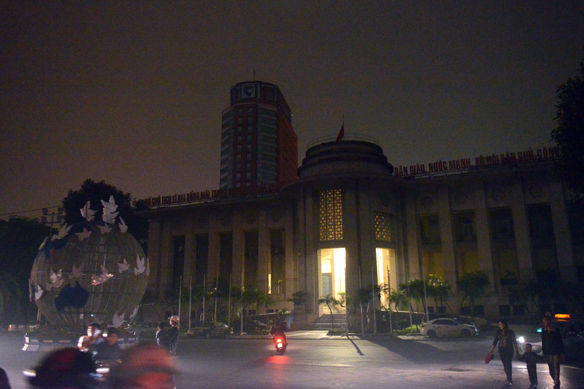 Ha Noi truoc va trong gio trai dat anh 13