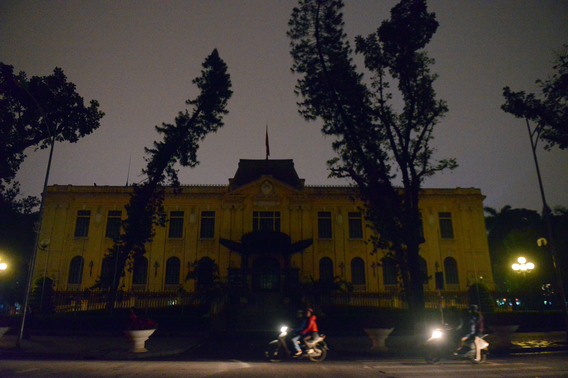 Ha Noi truoc va trong gio trai dat anh 15