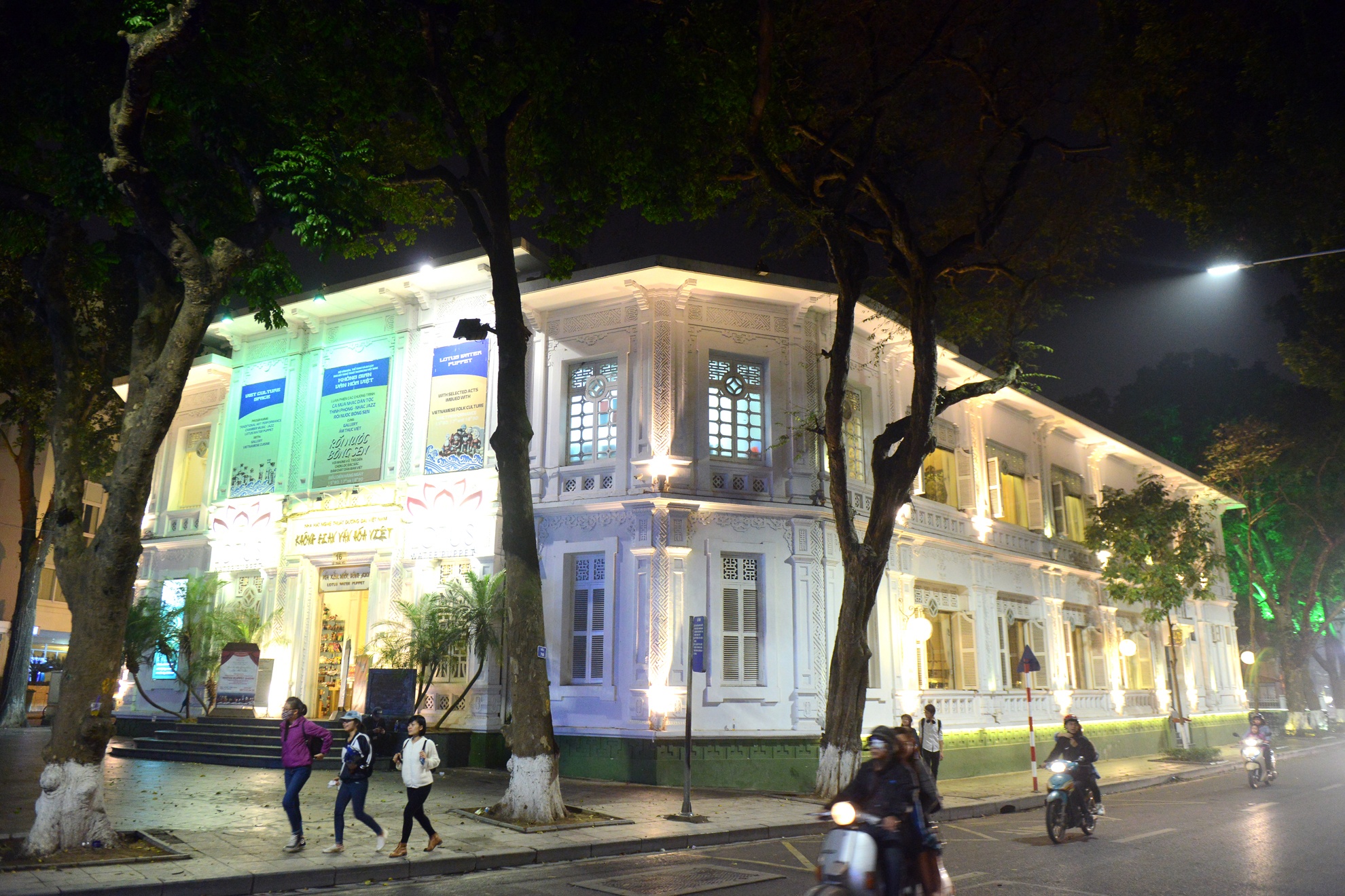 Ha Noi truoc va trong gio trai dat anh 22