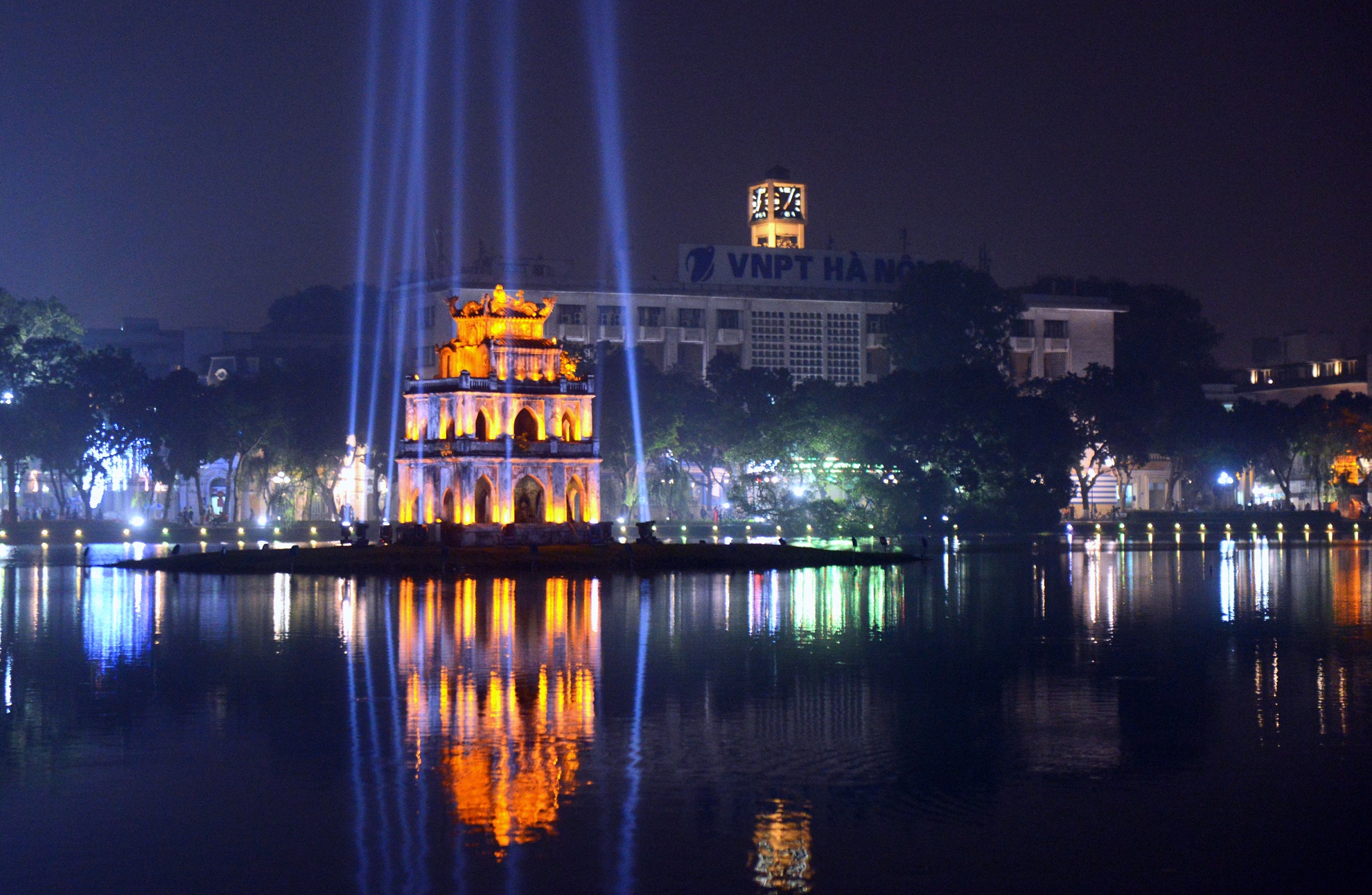 Ha Noi truoc va trong gio trai dat anh 4
