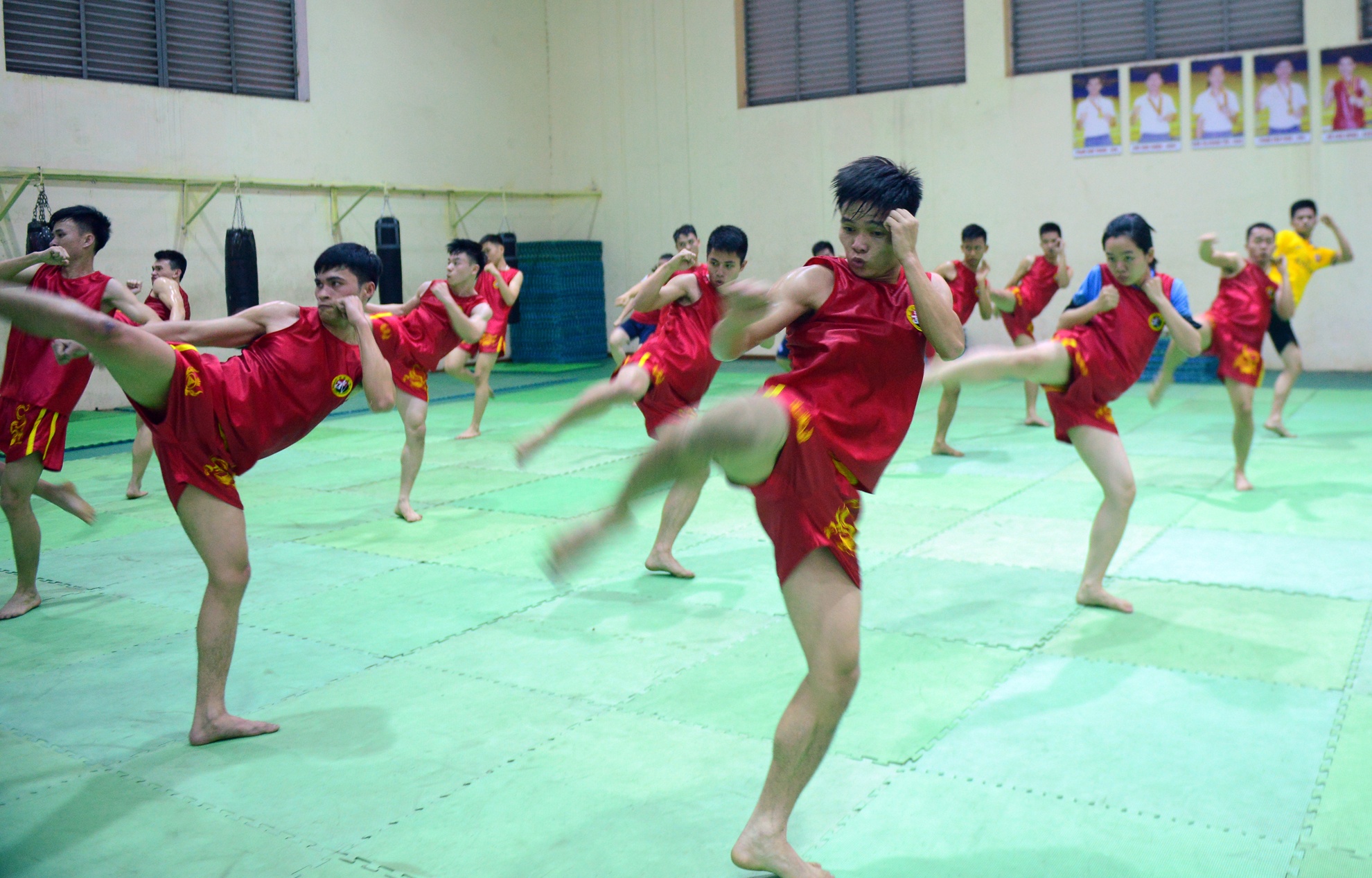 Nu sinh cong an nhan dan danh vo anh 8