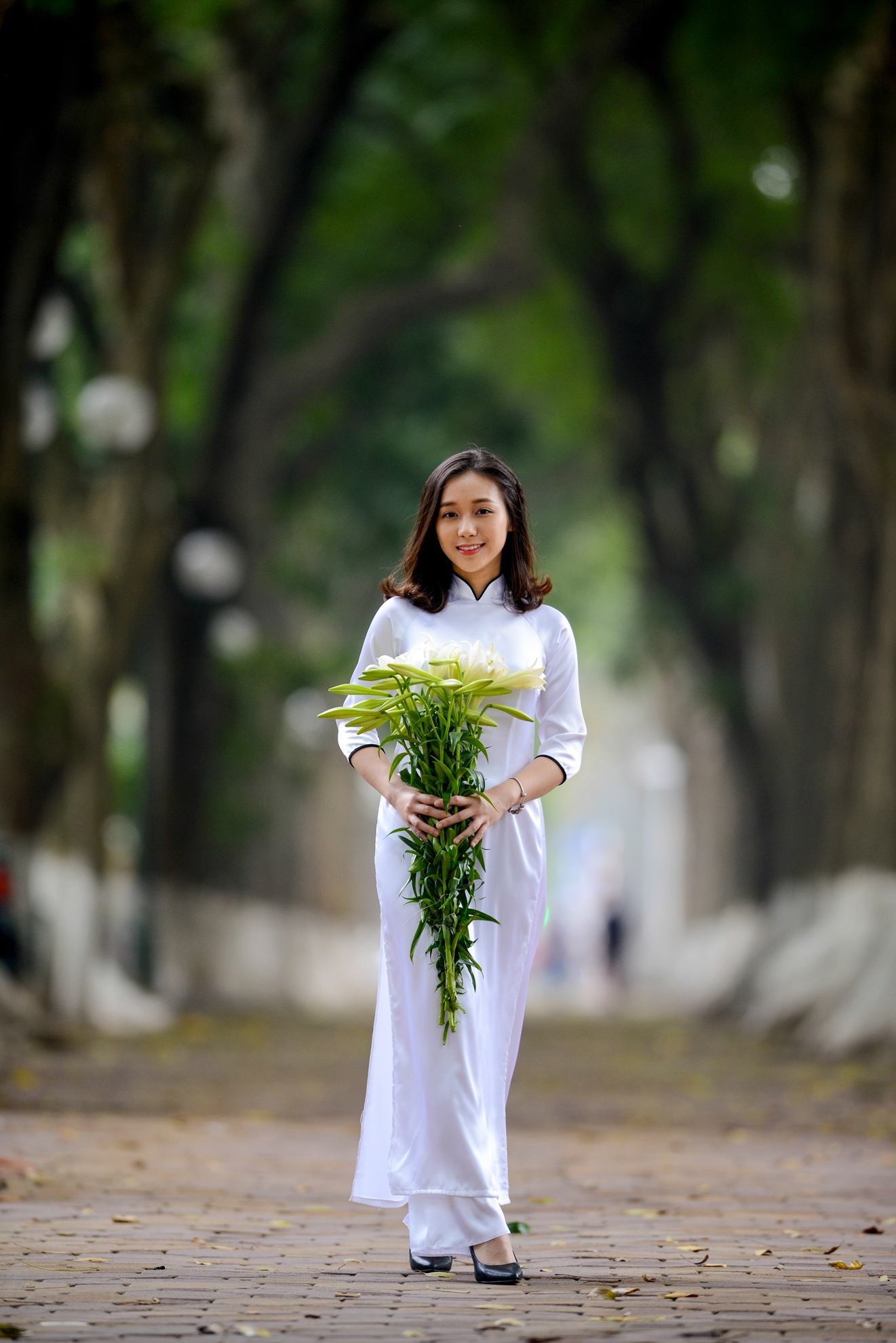 thieu nu ben hoa loa ken anh 4