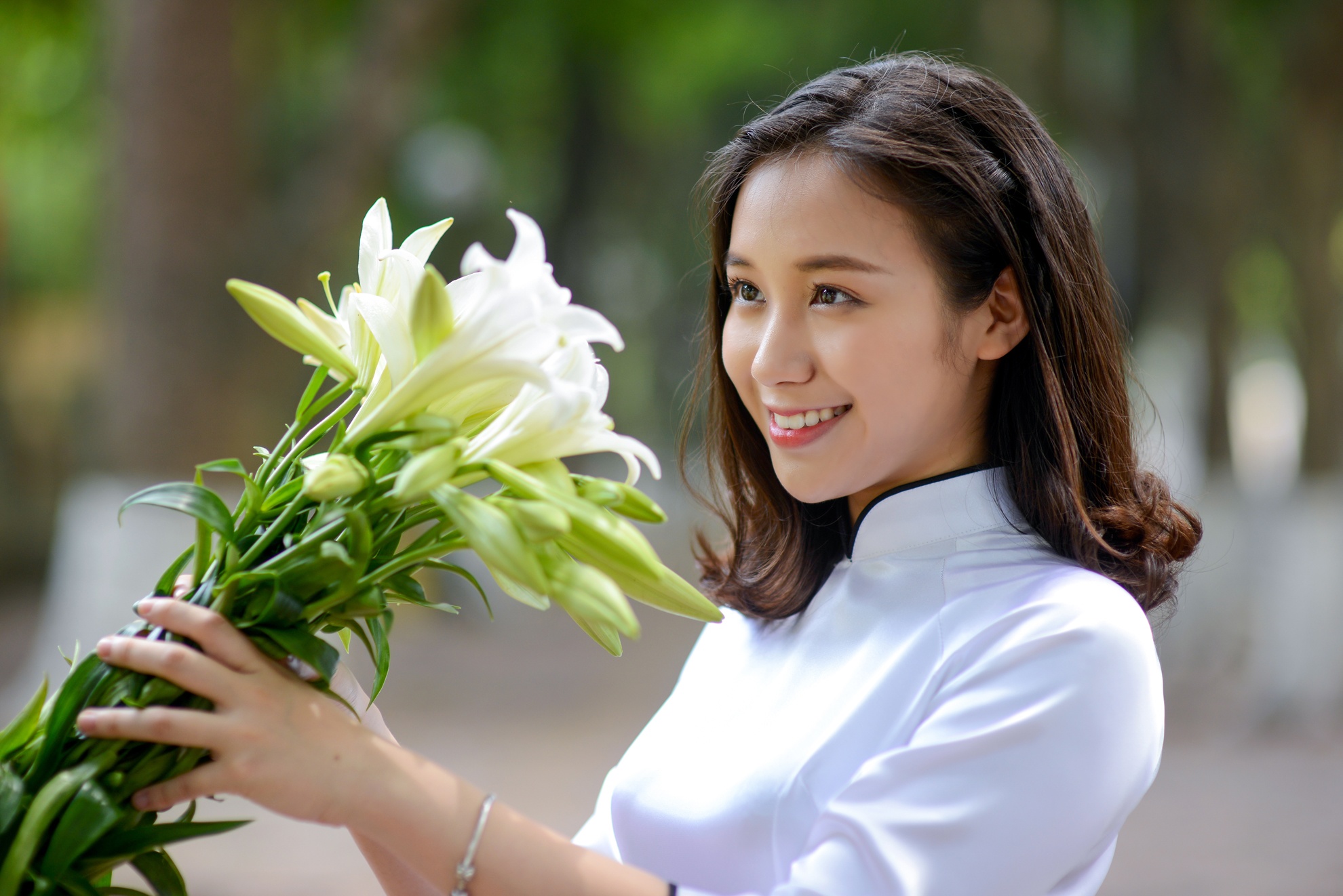 thieu nu ben hoa loa ken anh 1